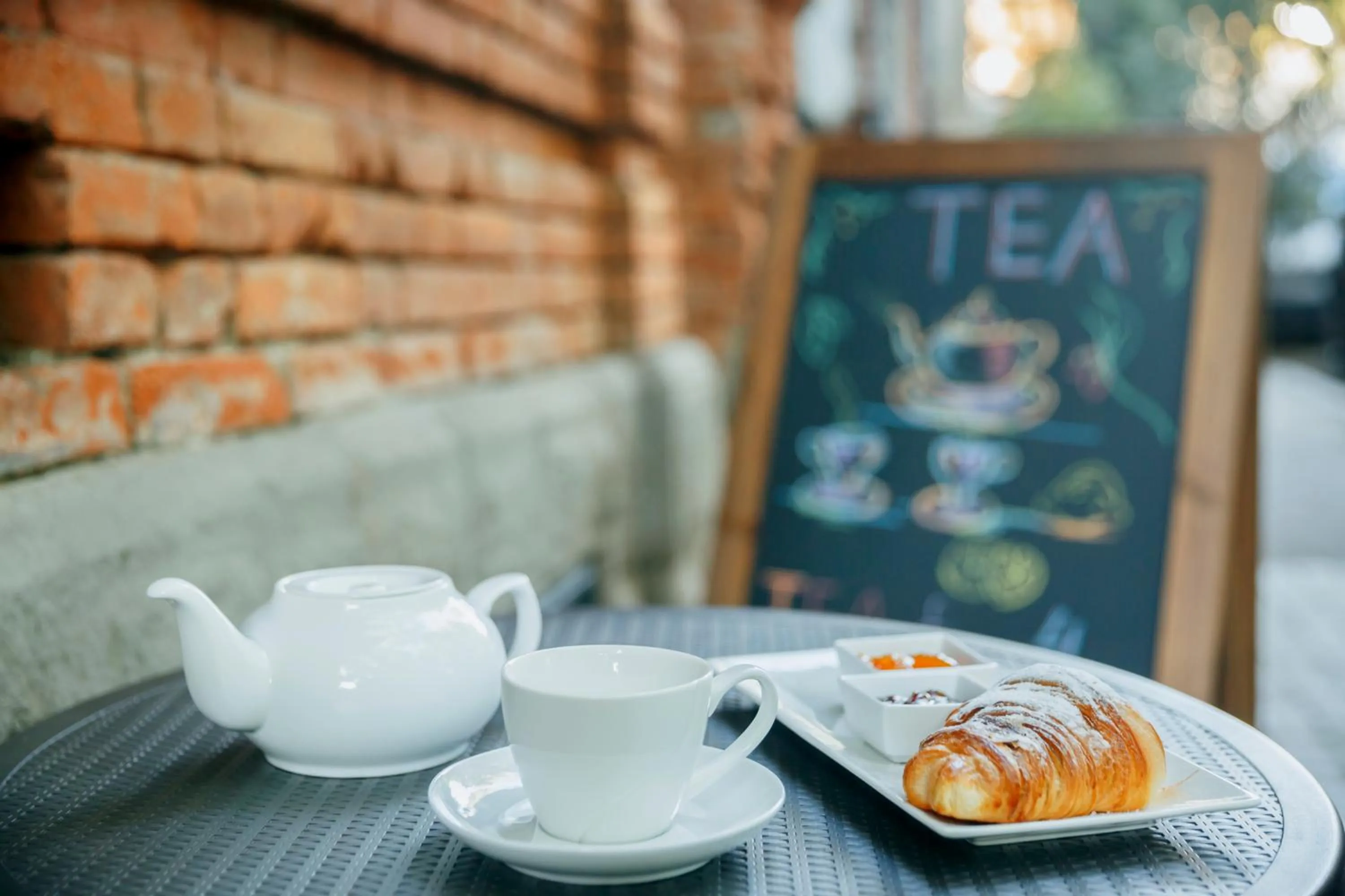Coffee/tea facilities in Tea for Two Hotel