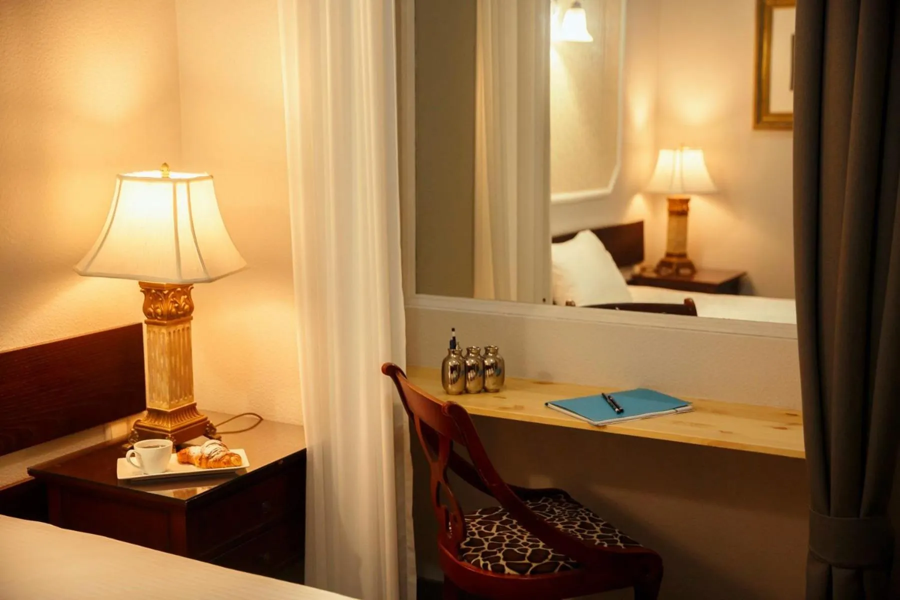 Seating area, Bed in Tea for Two Hotel