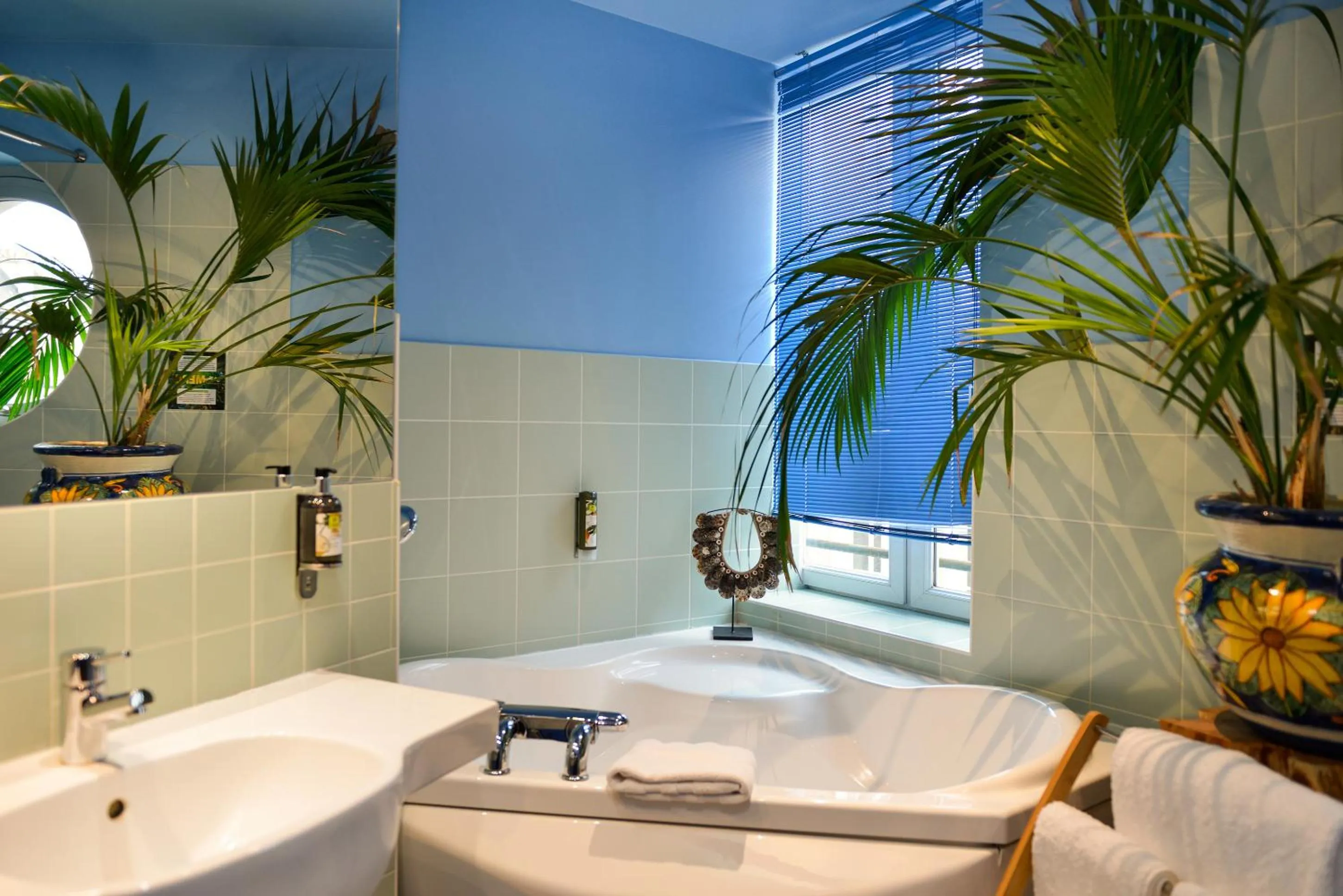 Hot Tub in Logis Hôtels Le Saint Georges