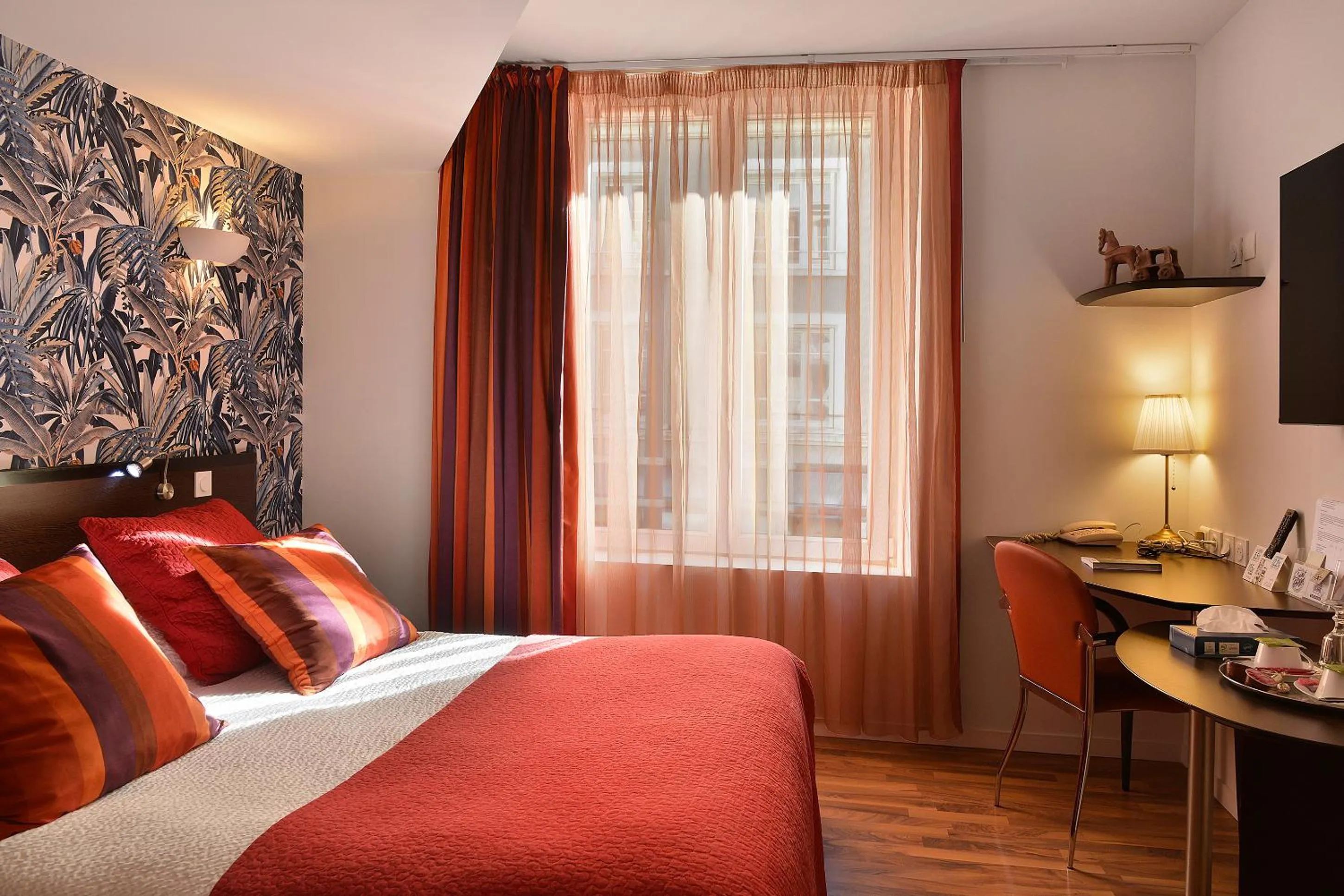 Bedroom, Bed in Logis Hôtels Le Saint Georges