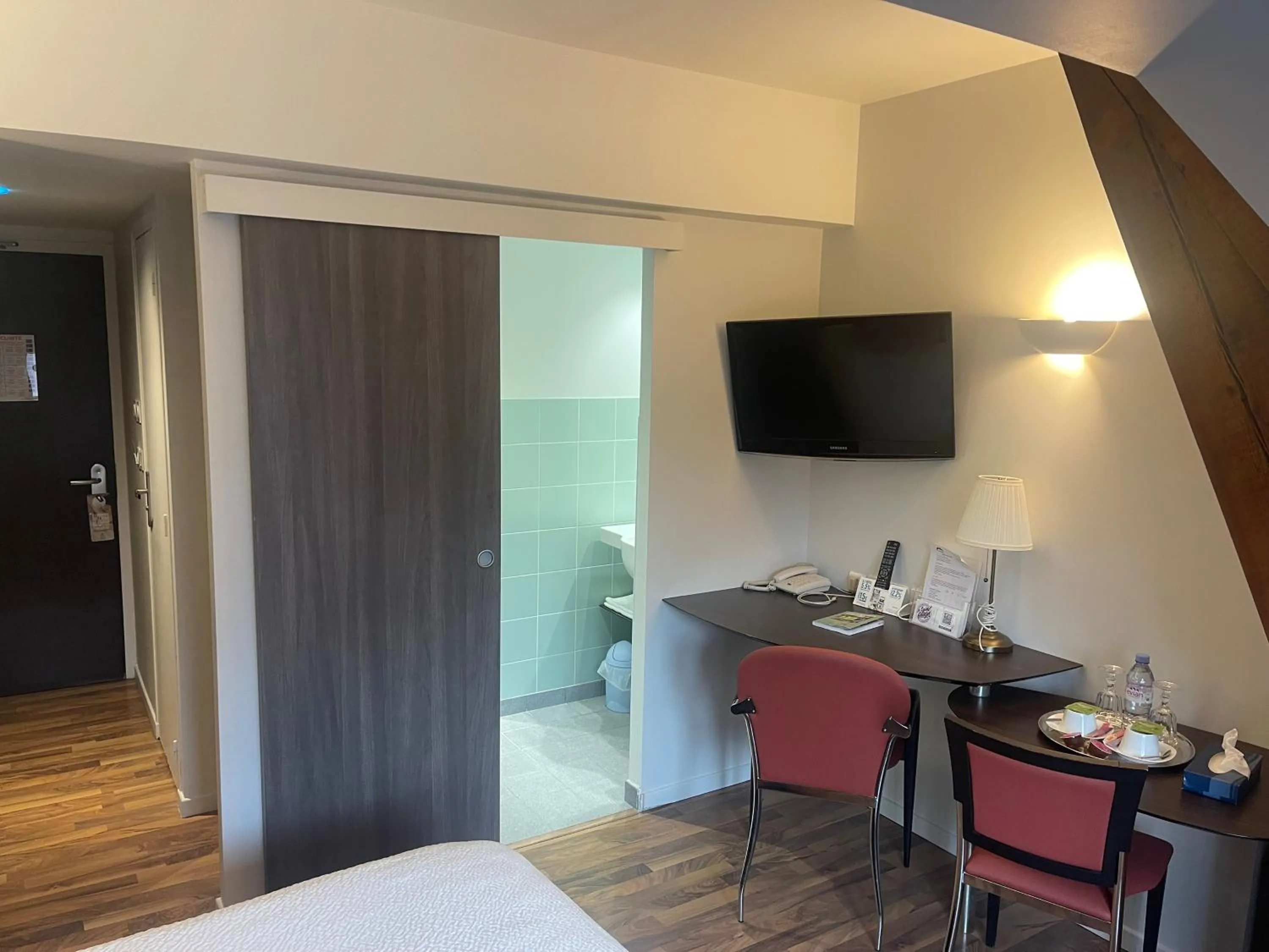 Photo of the whole room, Bed in Logis Hôtels Le Saint Georges