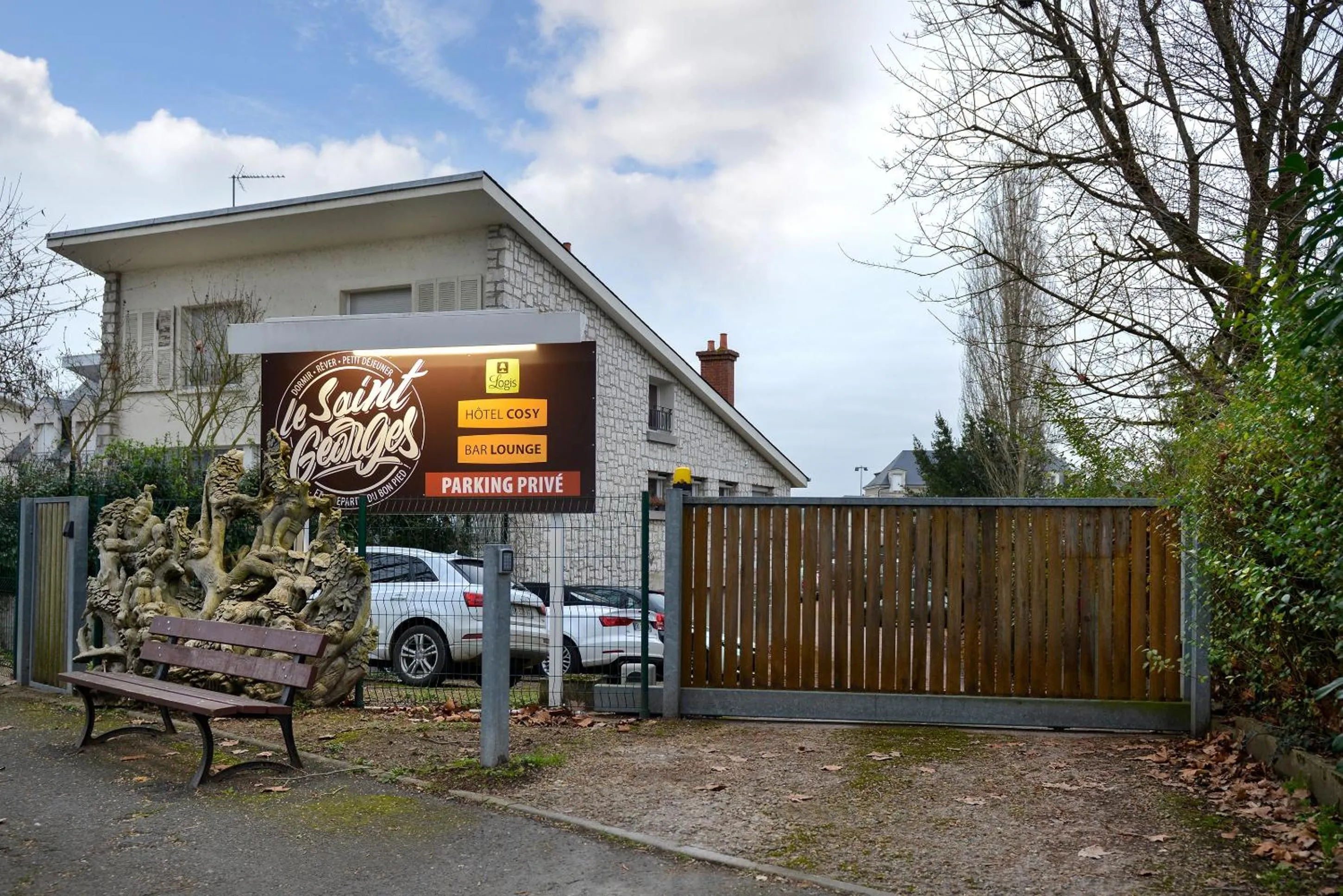 Parking in Logis Hôtels Le Saint Georges