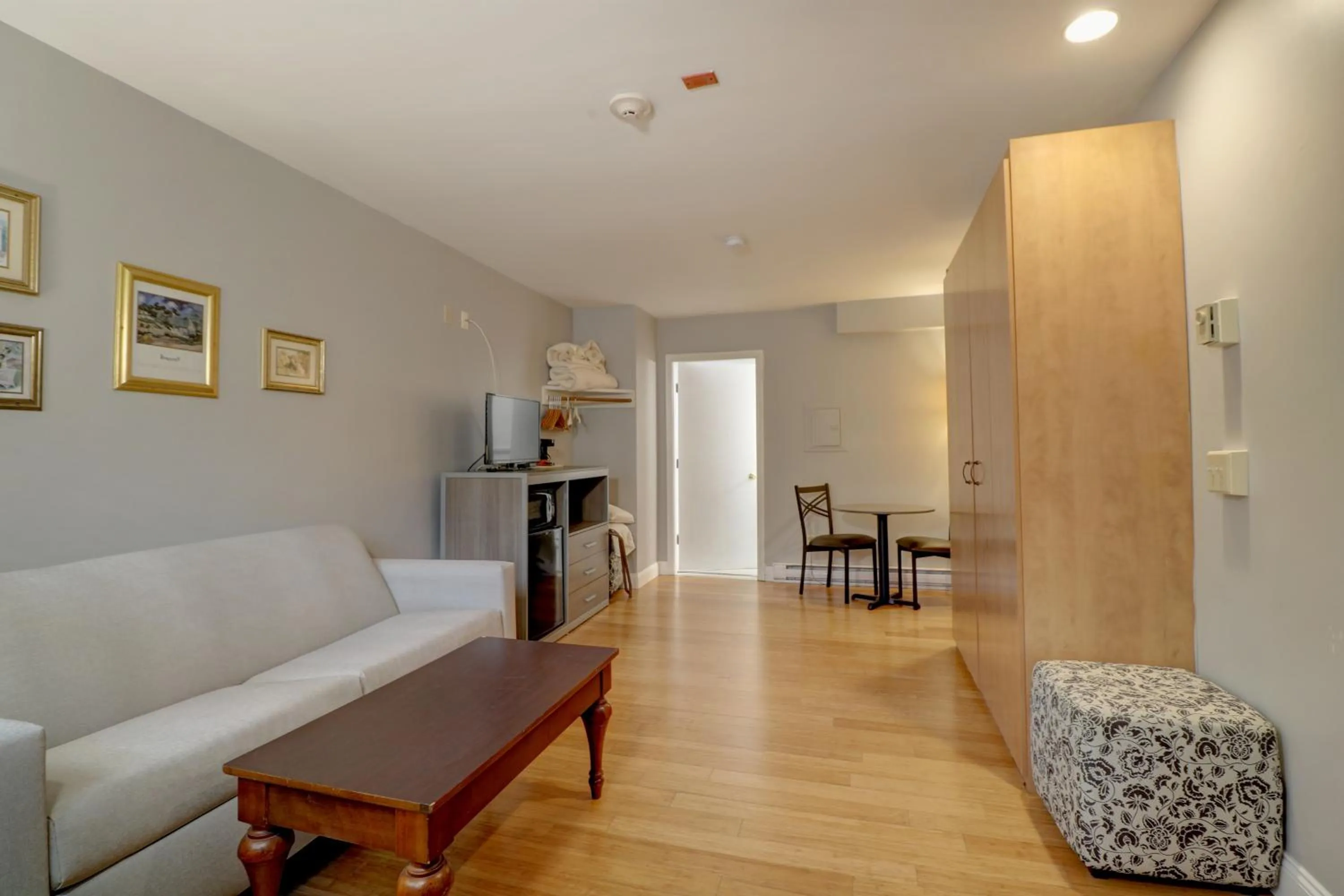 Kitchen or kitchenette in Hamilton Village Inn