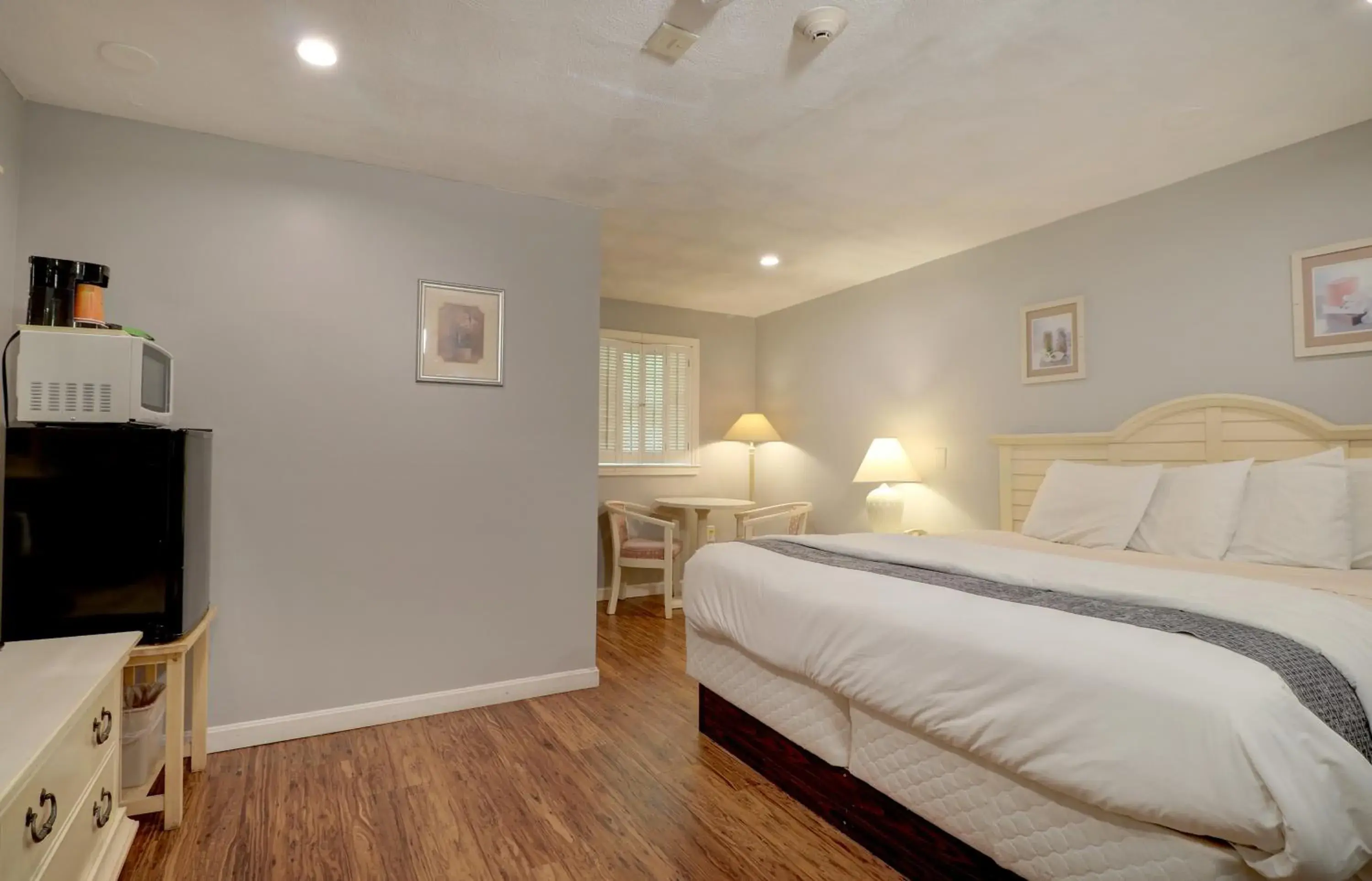 Bed in Hamilton Village Inn Bed in Hamilton Village Inn