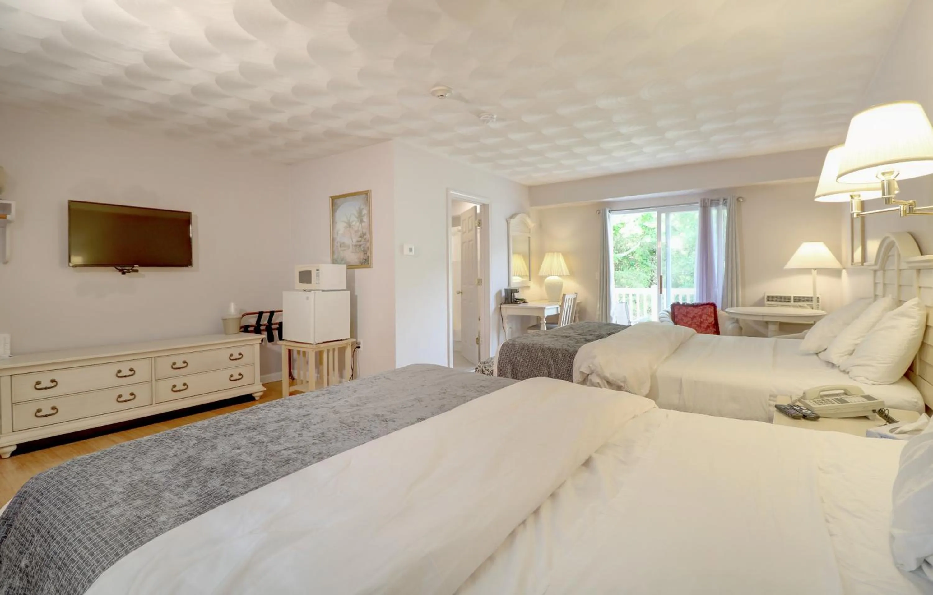 Bed in Hamilton Village Inn