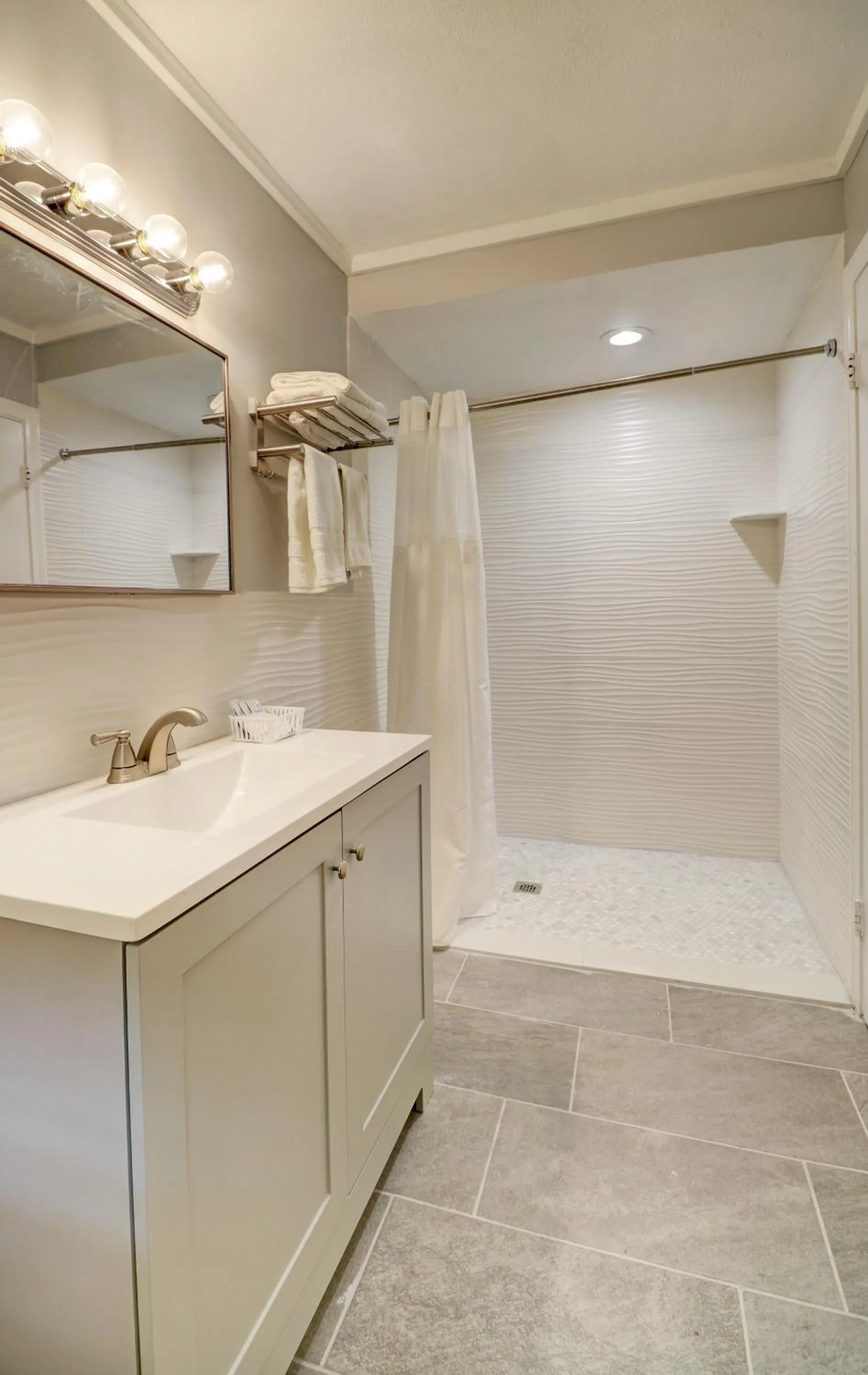 Shower in Hamilton Village Inn