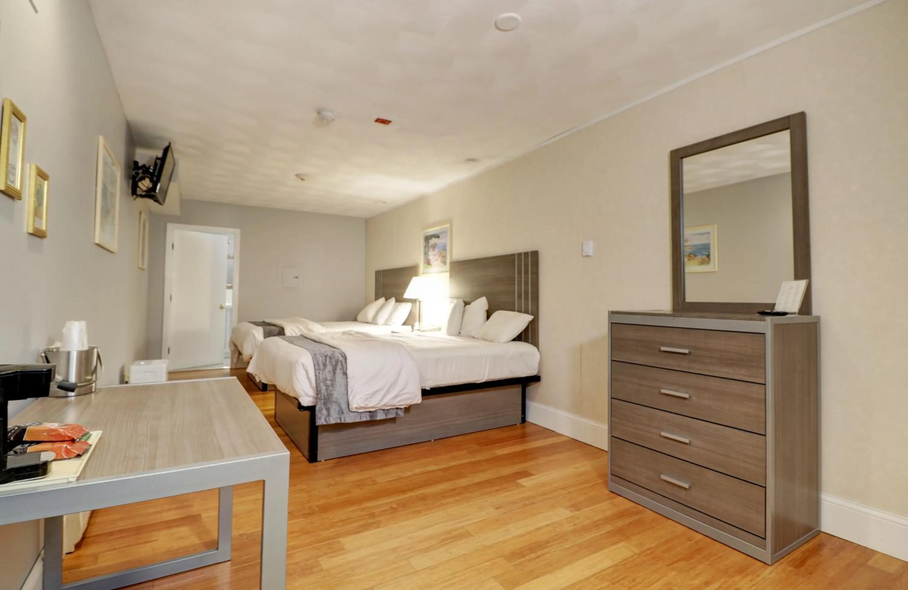 TV and multimedia, Bed in Hamilton Village Inn