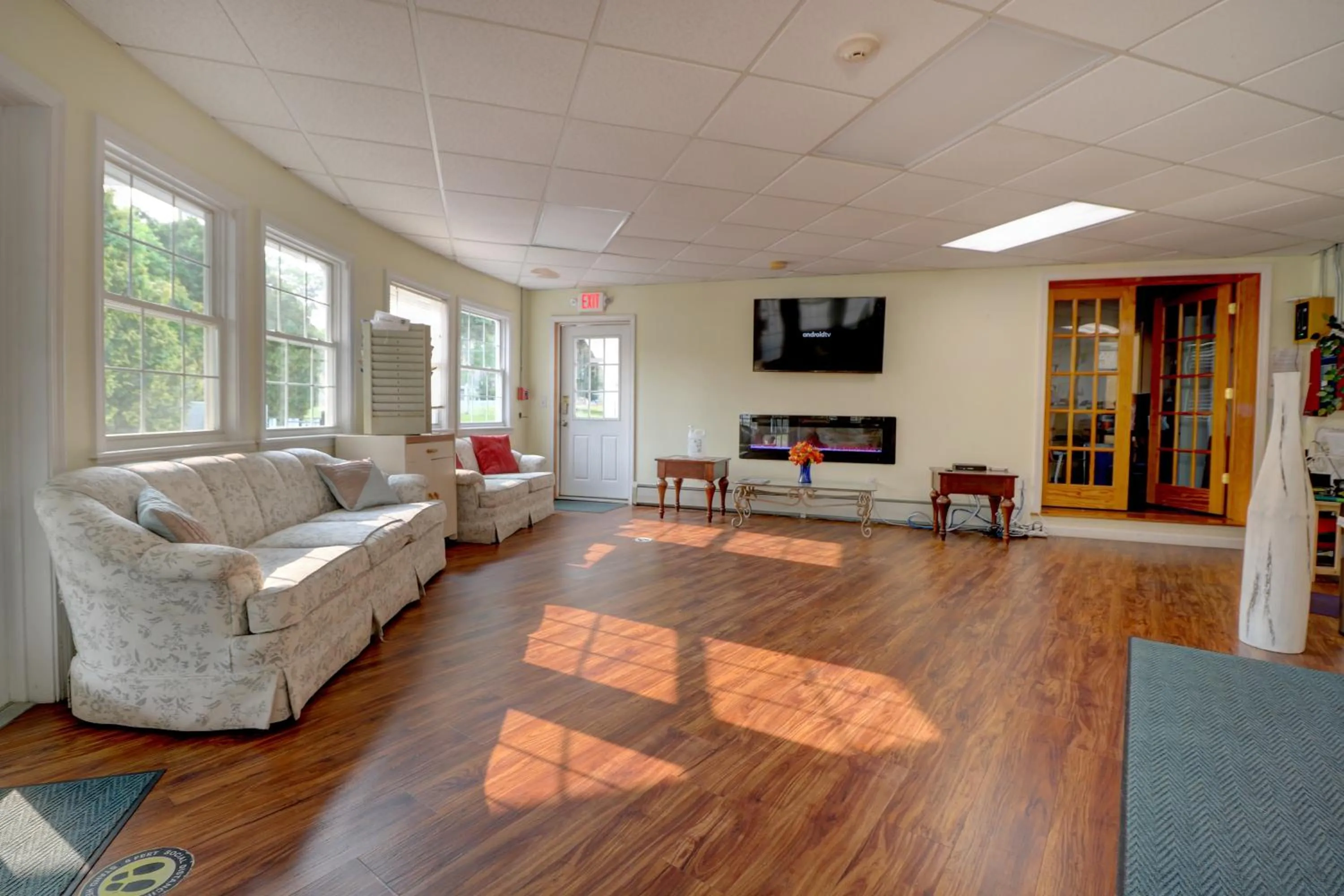 TV and multimedia in Hamilton Village Inn