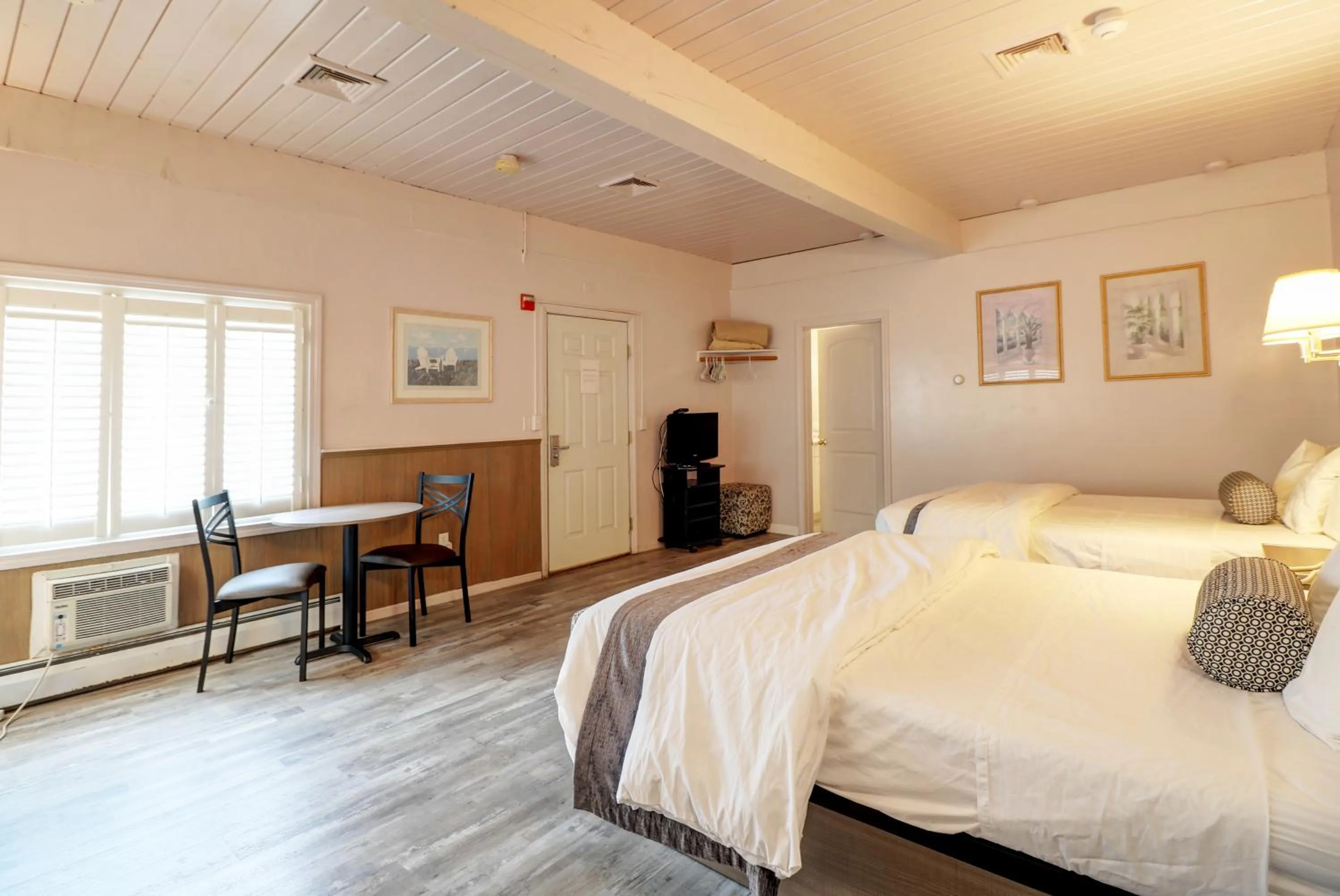 TV and multimedia, Bed in Hamilton Village Inn