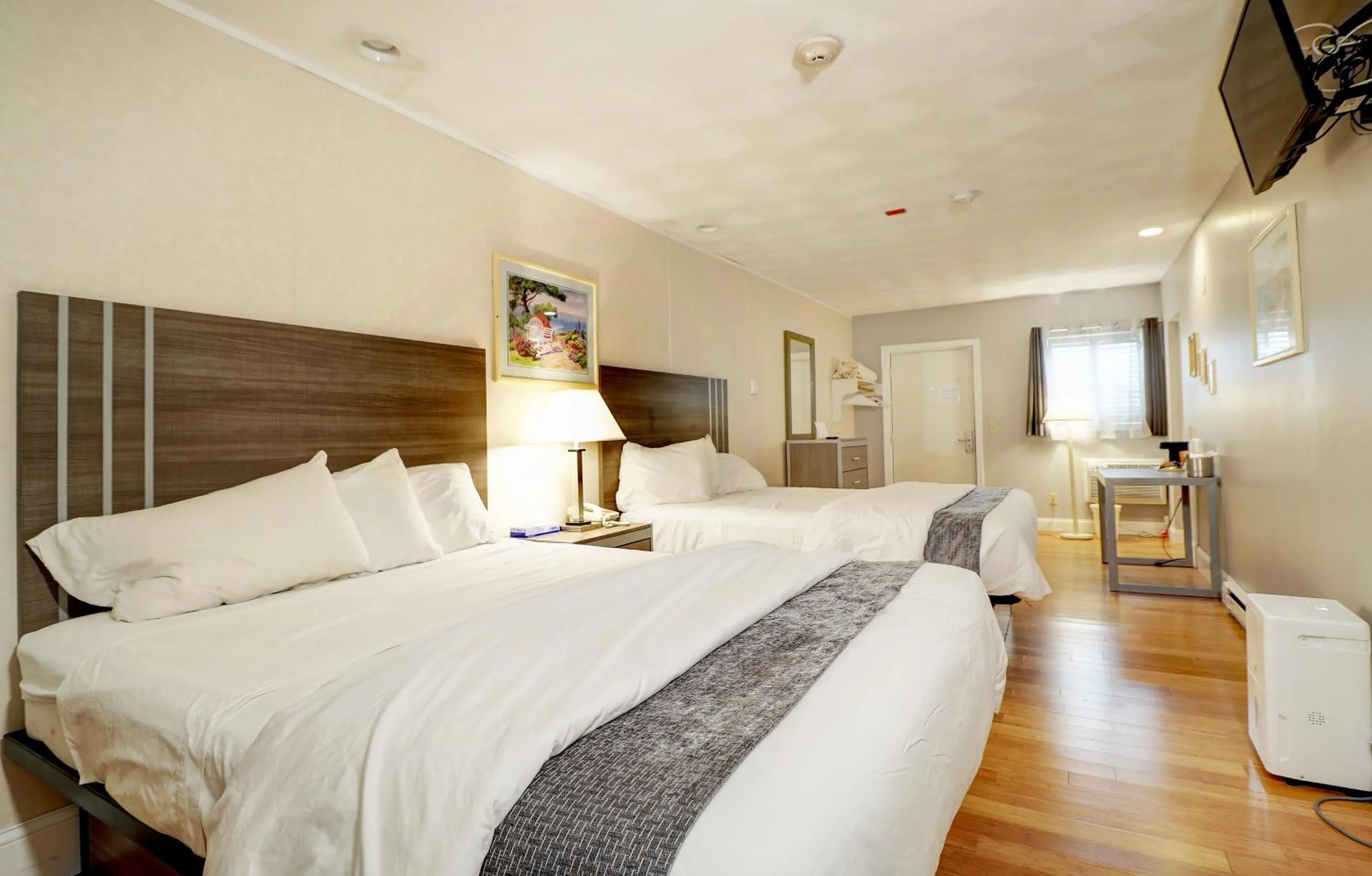 Bed in Hamilton Village Inn