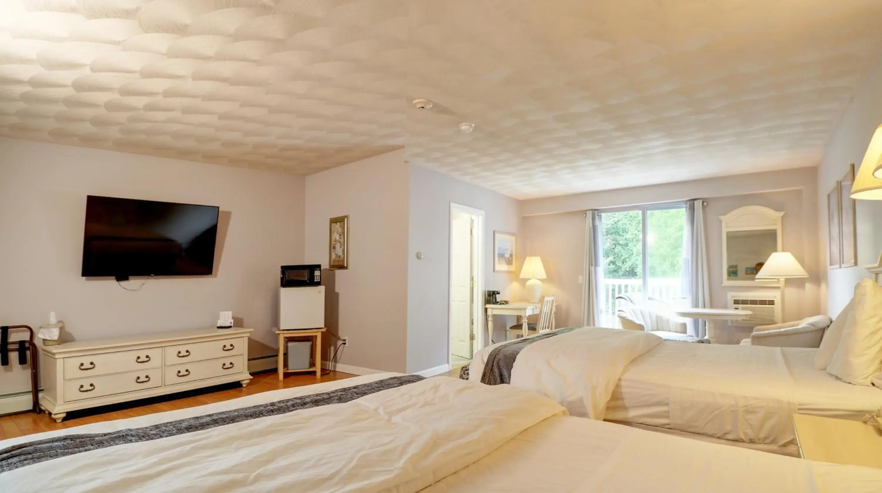 Two Queen Beds in Hamilton Village Inn Two Queen Beds in Hamilton Village Inn