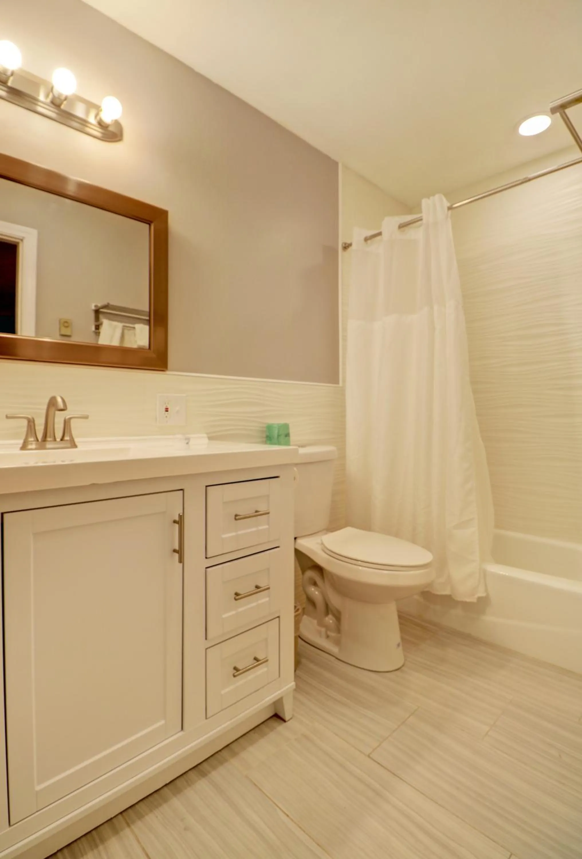 Shower in Hamilton Village Inn