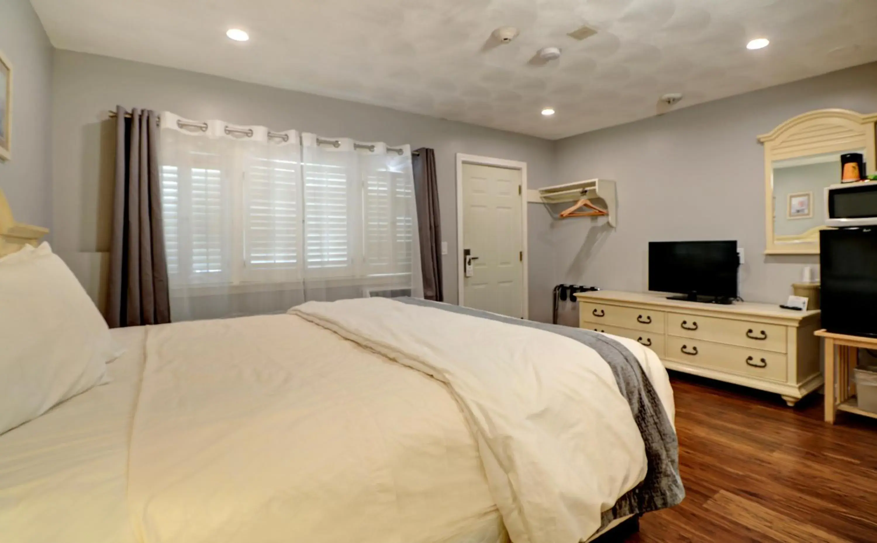 Photo of the whole room, Bed in Hamilton Village Inn Photo of the whole room, Bed in Hamilton Village Inn