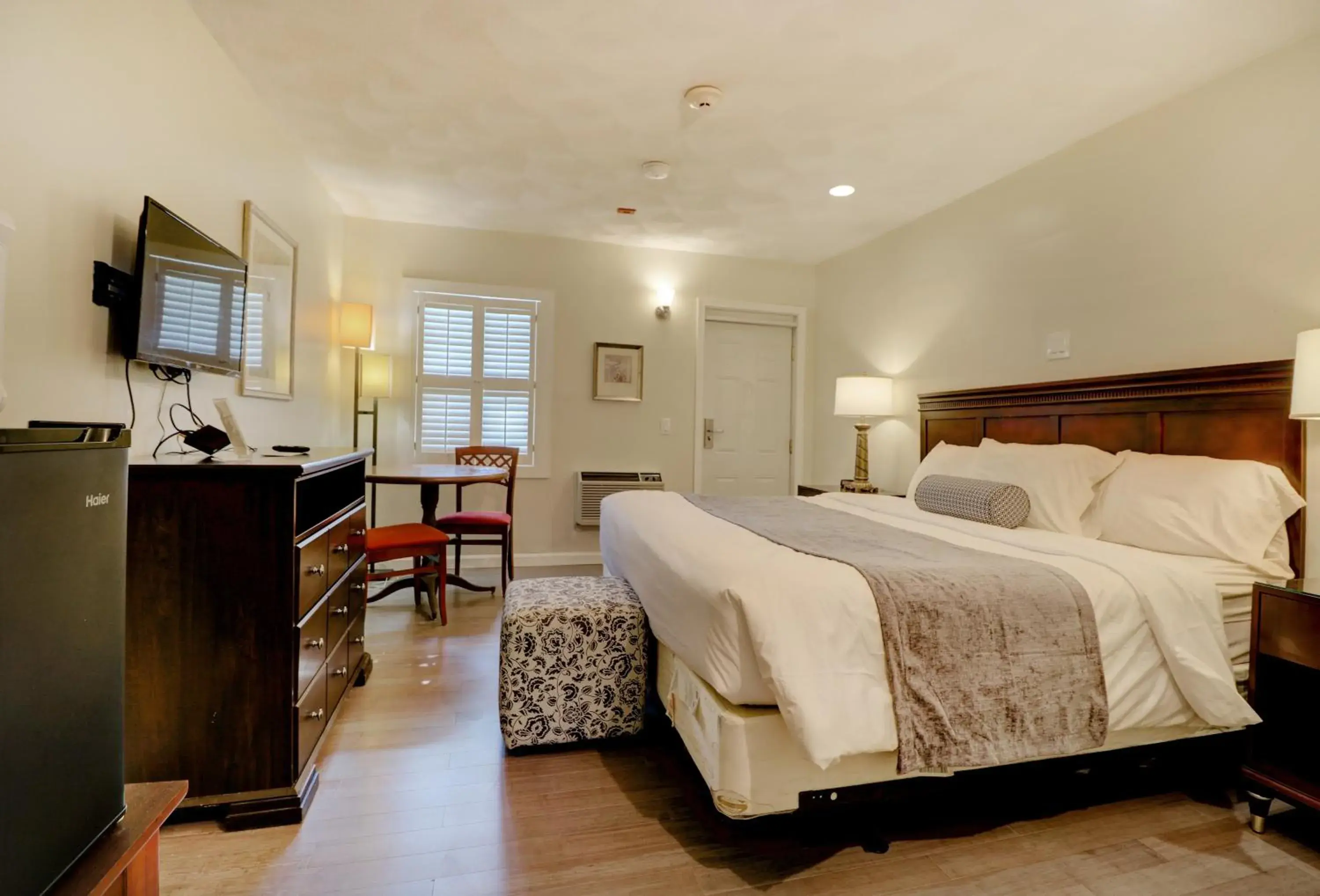 Photo of the whole room, Bed in Hamilton Village Inn Photo of the whole room, Bed in Hamilton Village Inn