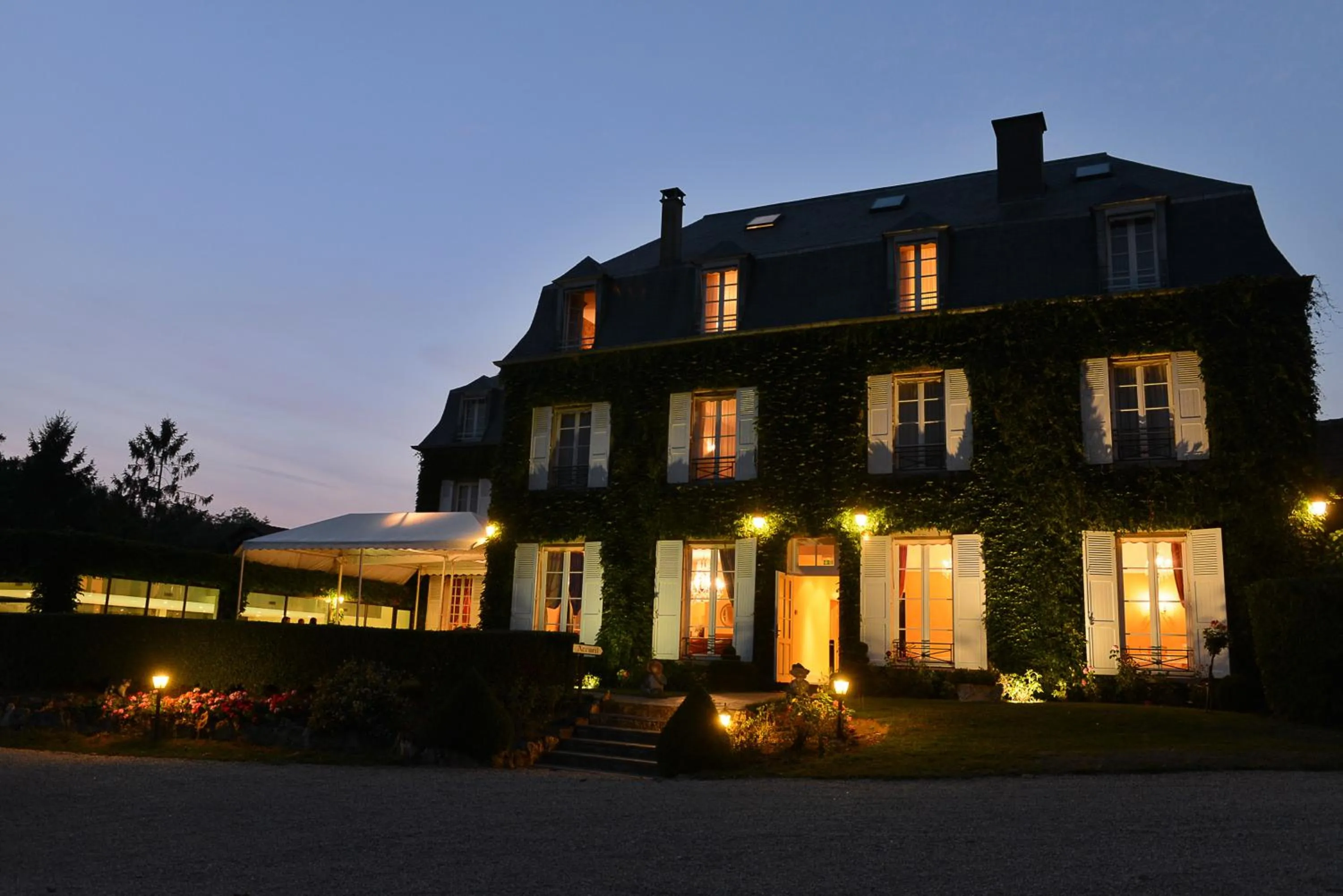 Facade/entrance in Château de Sancy