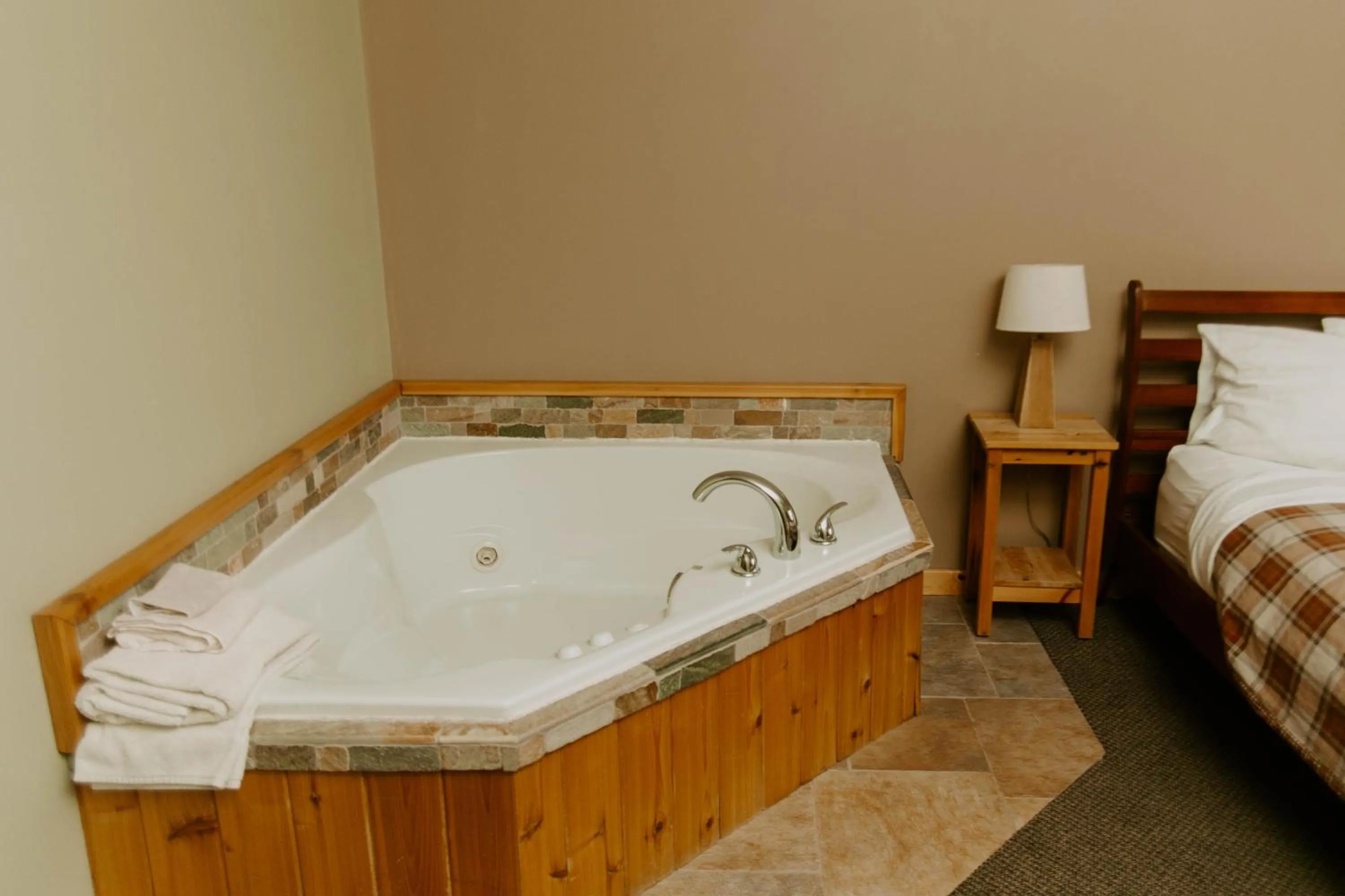 Hot Tub, Bed in Adventure Inn