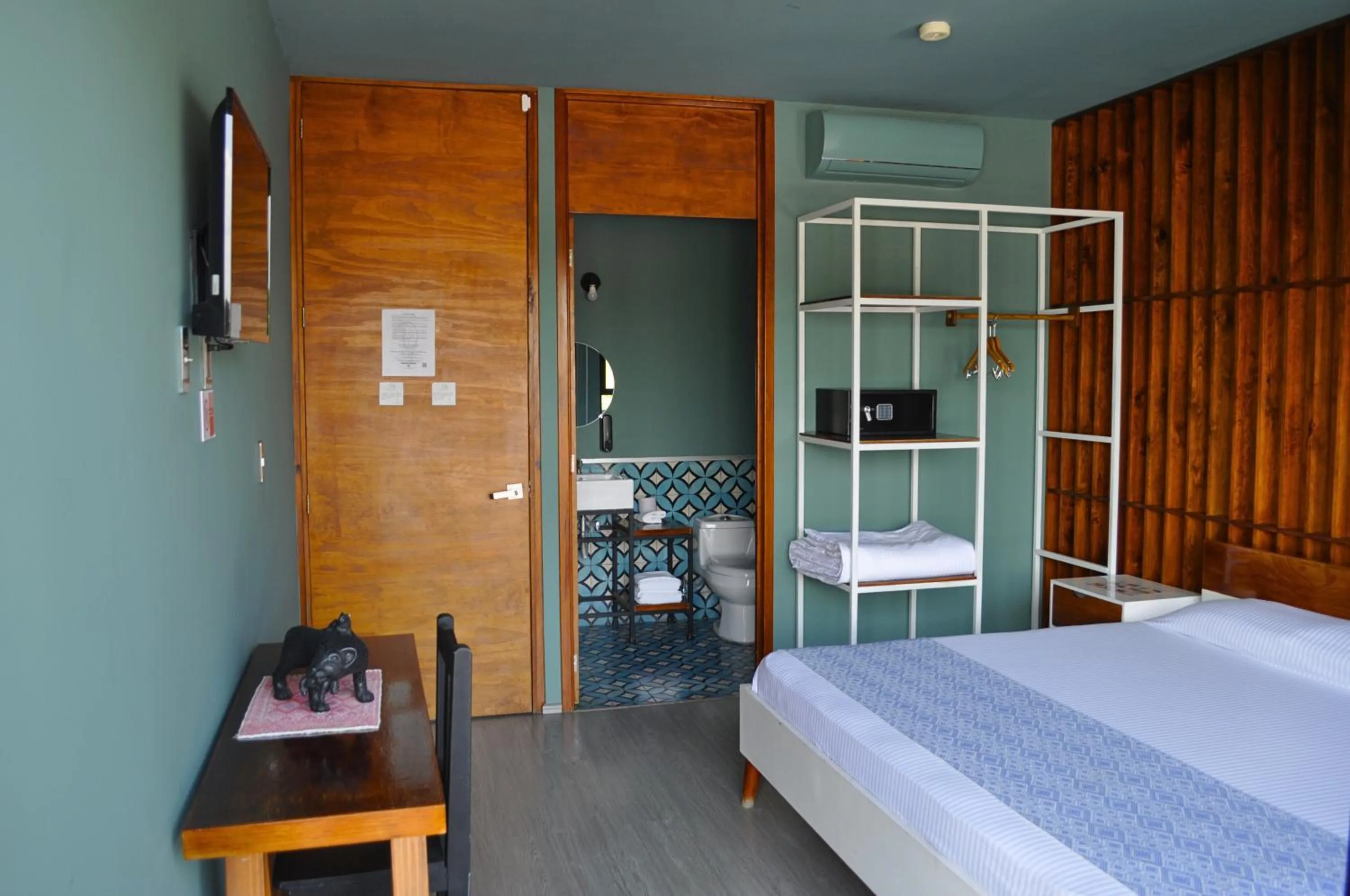 Bathroom, Bed in Hotel Momotus Tuxtla - Desayuno opcional