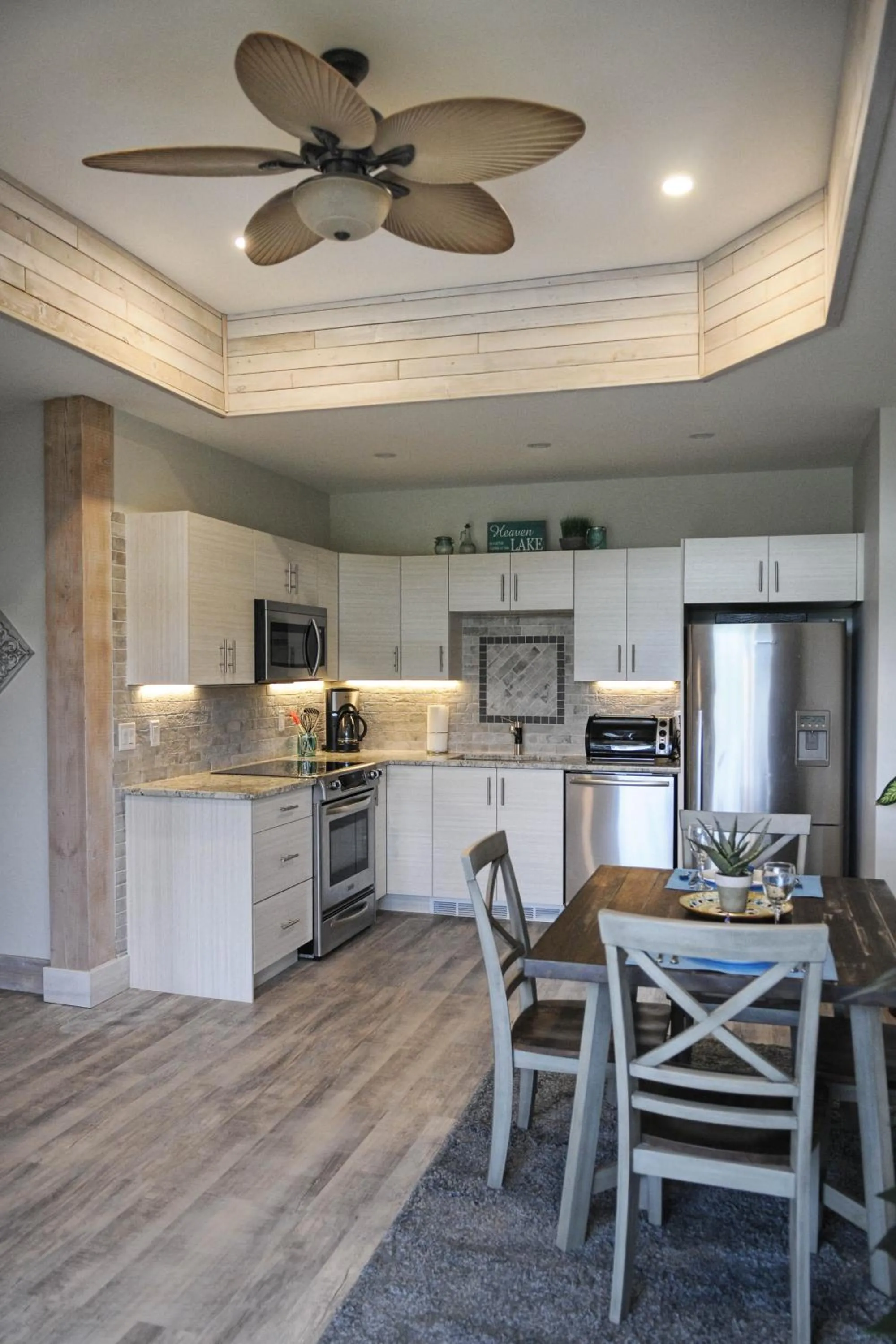 Kitchen or kitchenette in Valley View