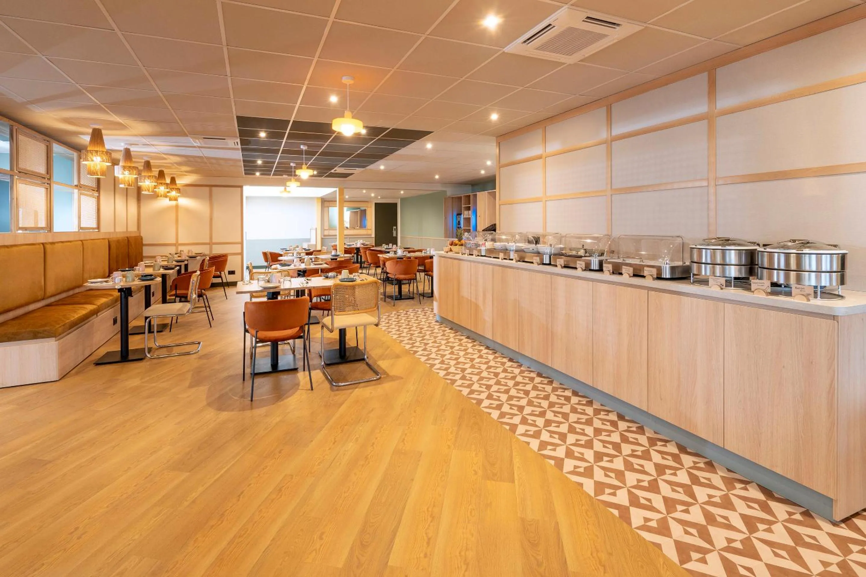 Restaurant/places to eat in Sure Hotel by Best Western Caen Memorial