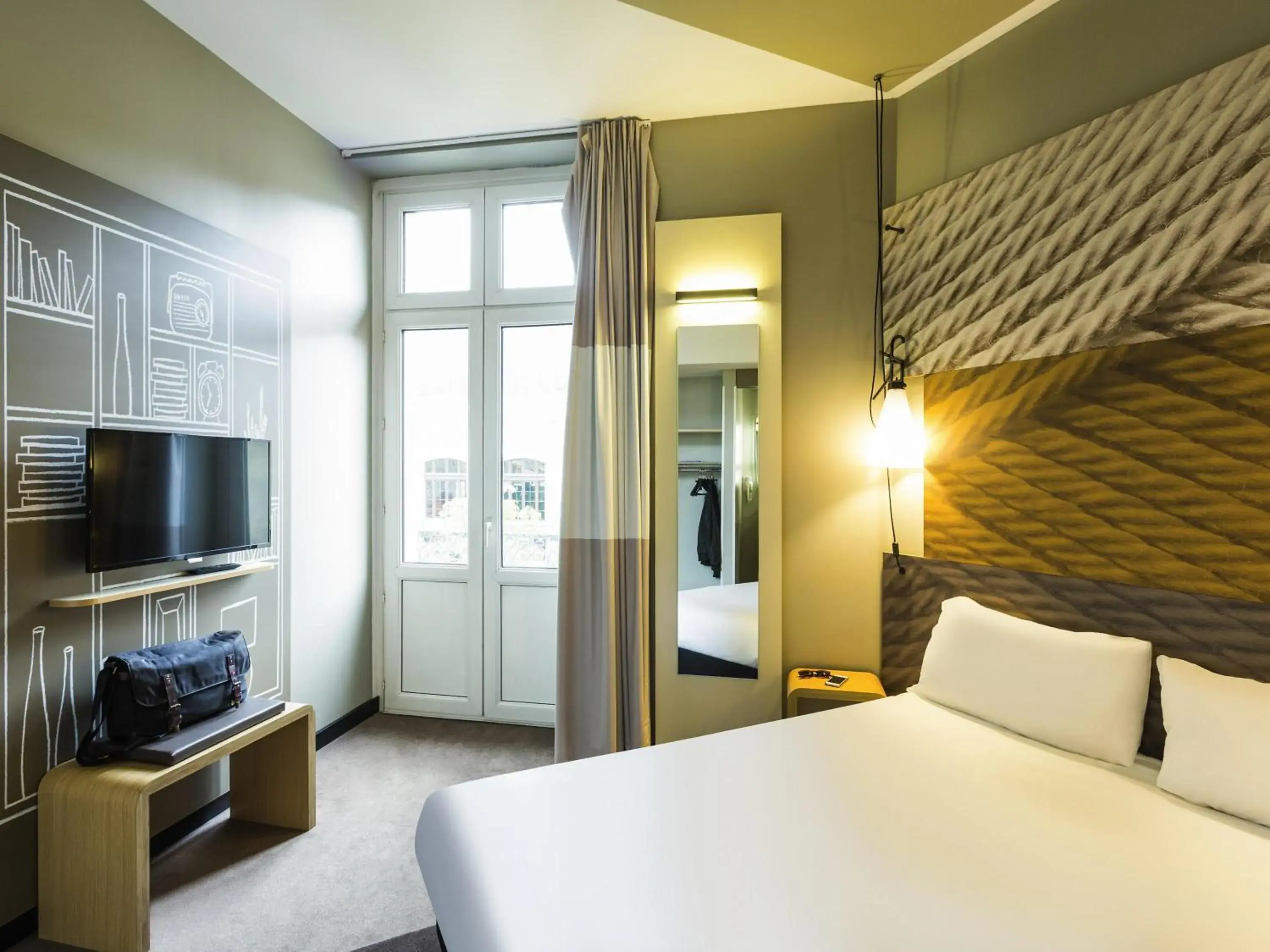 Bedroom, Bed in ibis Bordeaux Centre Gare Saint Jean Euratlantique Bedroom, Bed in ibis Bordeaux Centre Gare Saint Jean Euratlantique