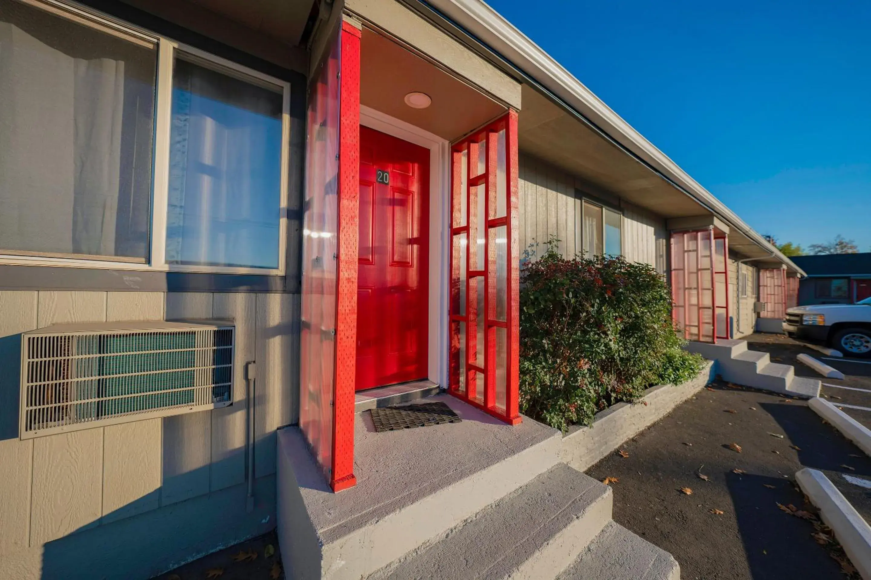 Facade/entrance in OYO Hotel Portland OR near Airport Facade/entrance in OYO Hotel Portland OR near Airport
