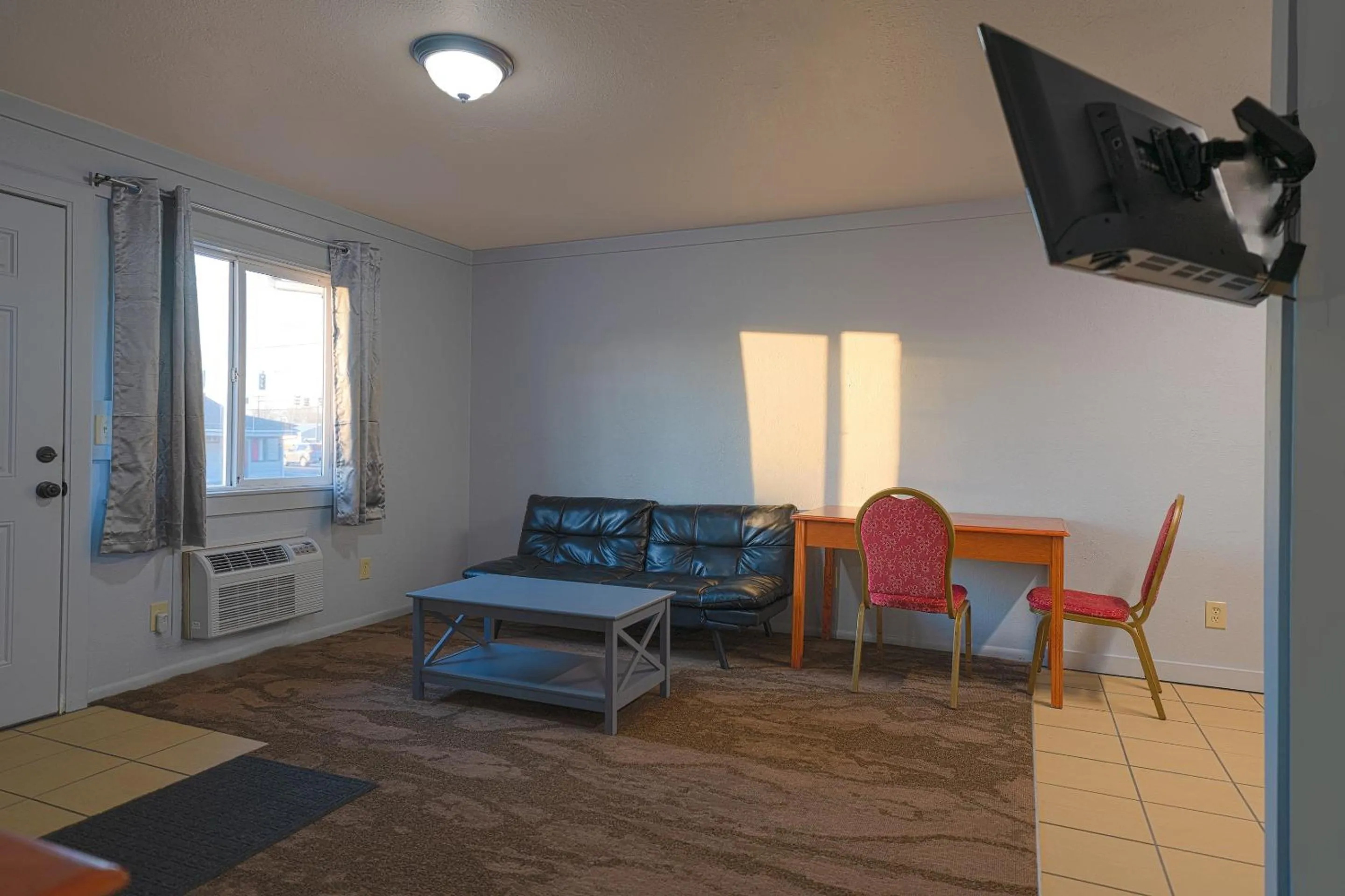 Bedroom in OYO Hotel Portland OR near Airport