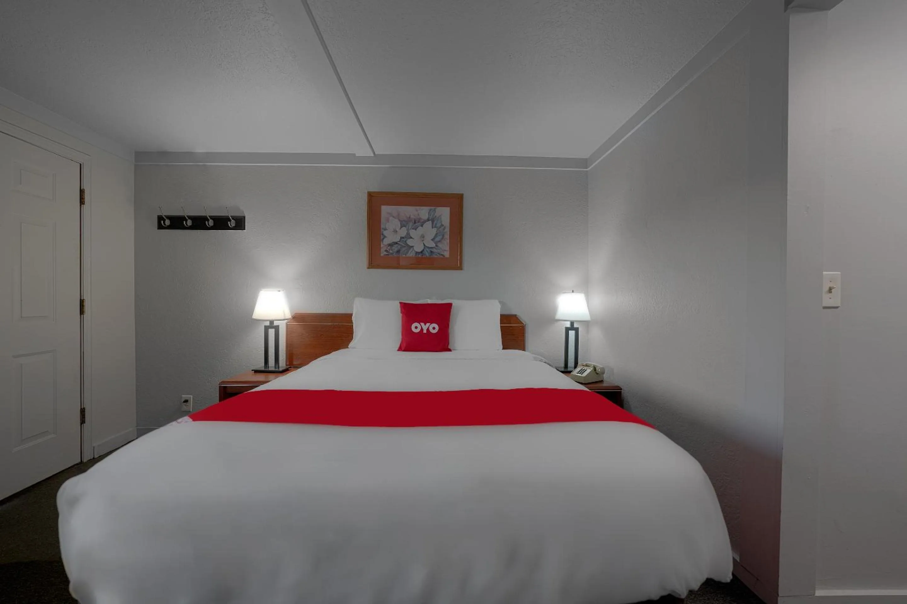 Bedroom, Bed in OYO Hotel Portland OR near Airport