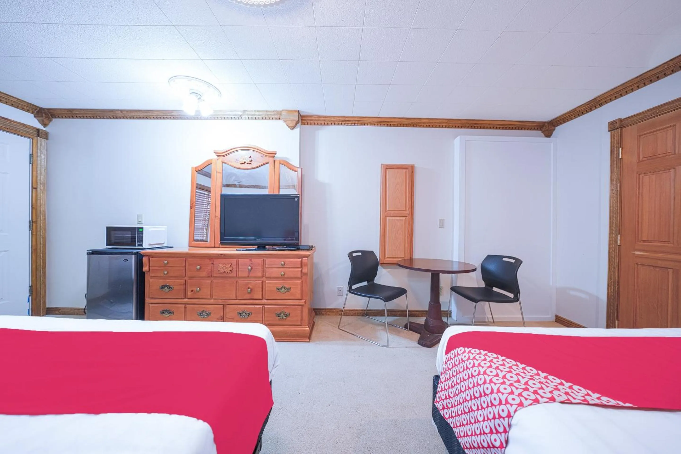 Bedroom, Bed in OYO Hotel Portland OR near Airport