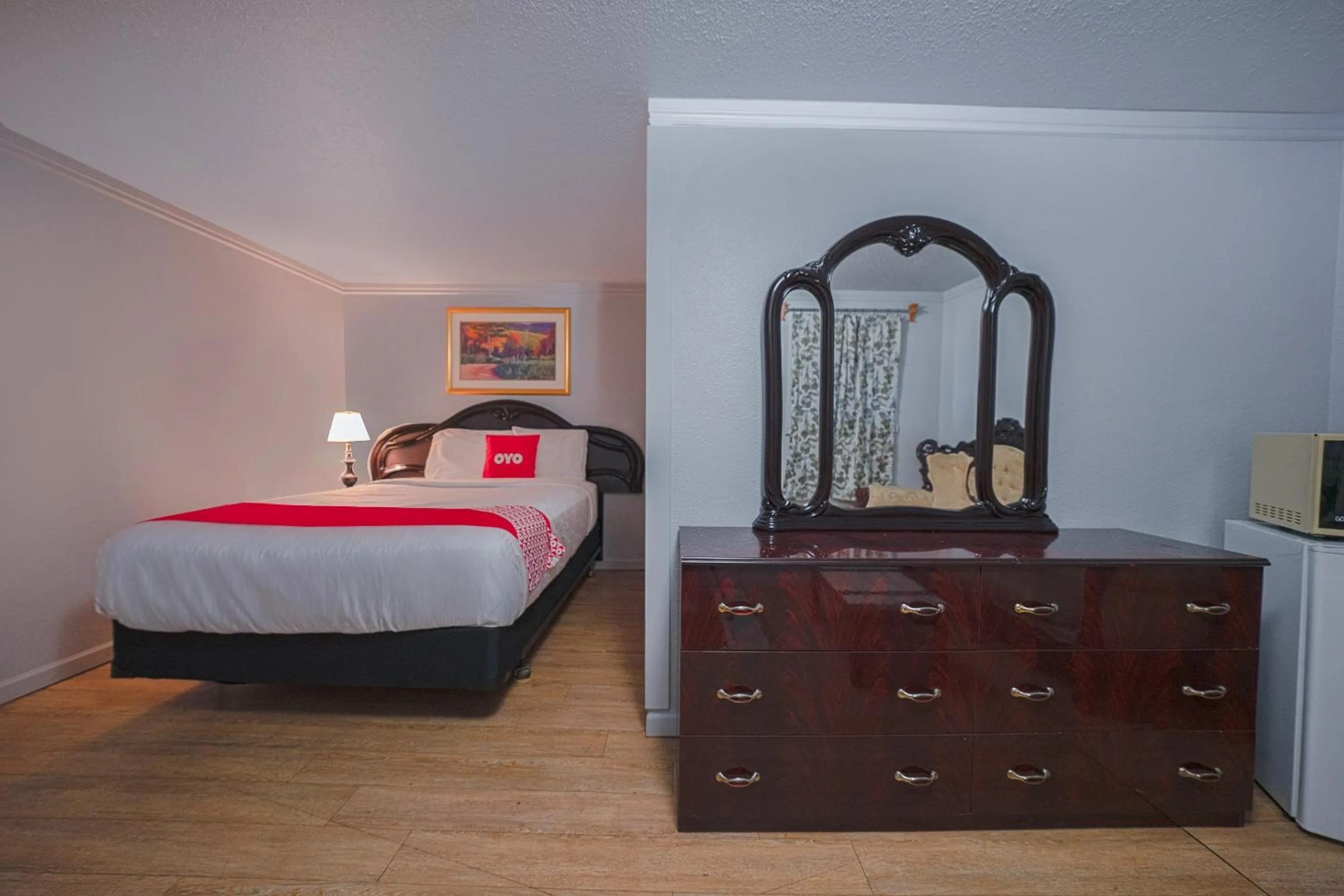 Bedroom, Bed in OYO Hotel Portland OR near Airport