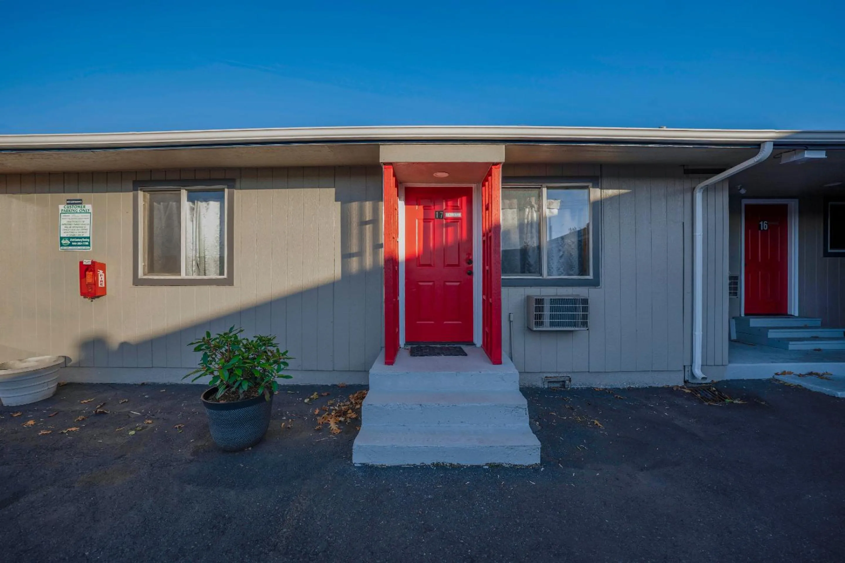Facade/entrance in OYO Hotel Portland OR near Airport