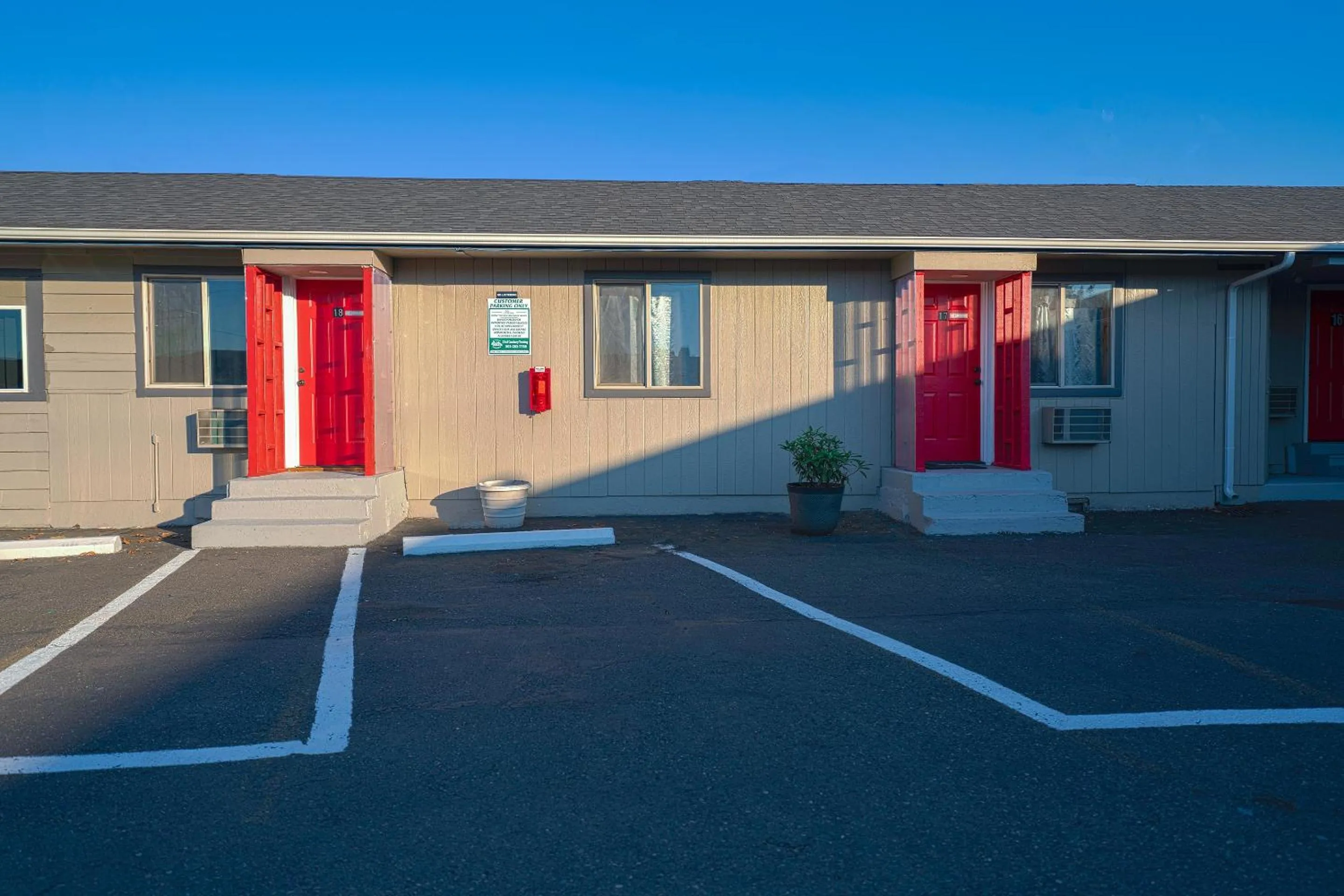 Facade/entrance in OYO Hotel Portland OR near Airport
