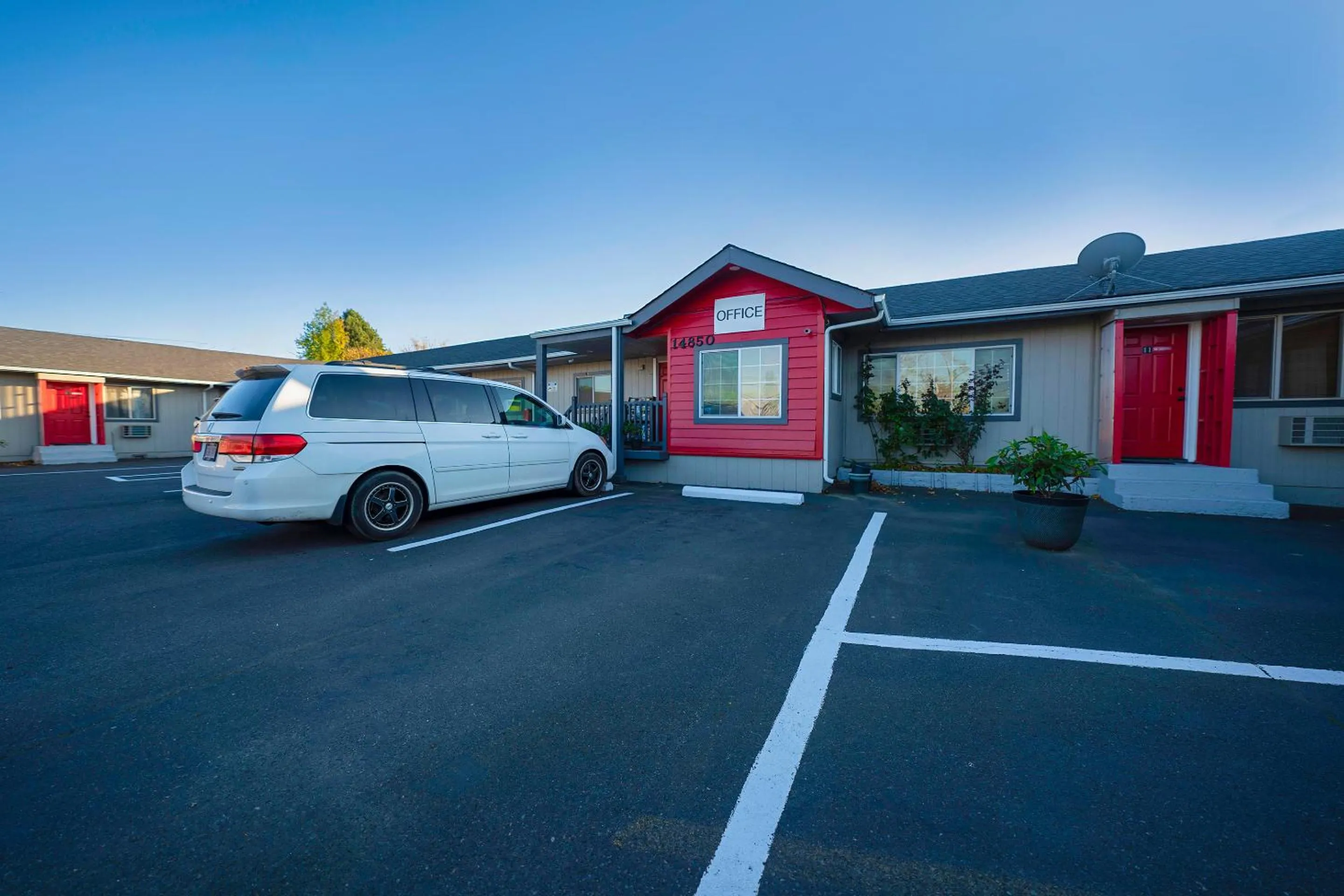 Facade/entrance in OYO Hotel Portland OR near Airport