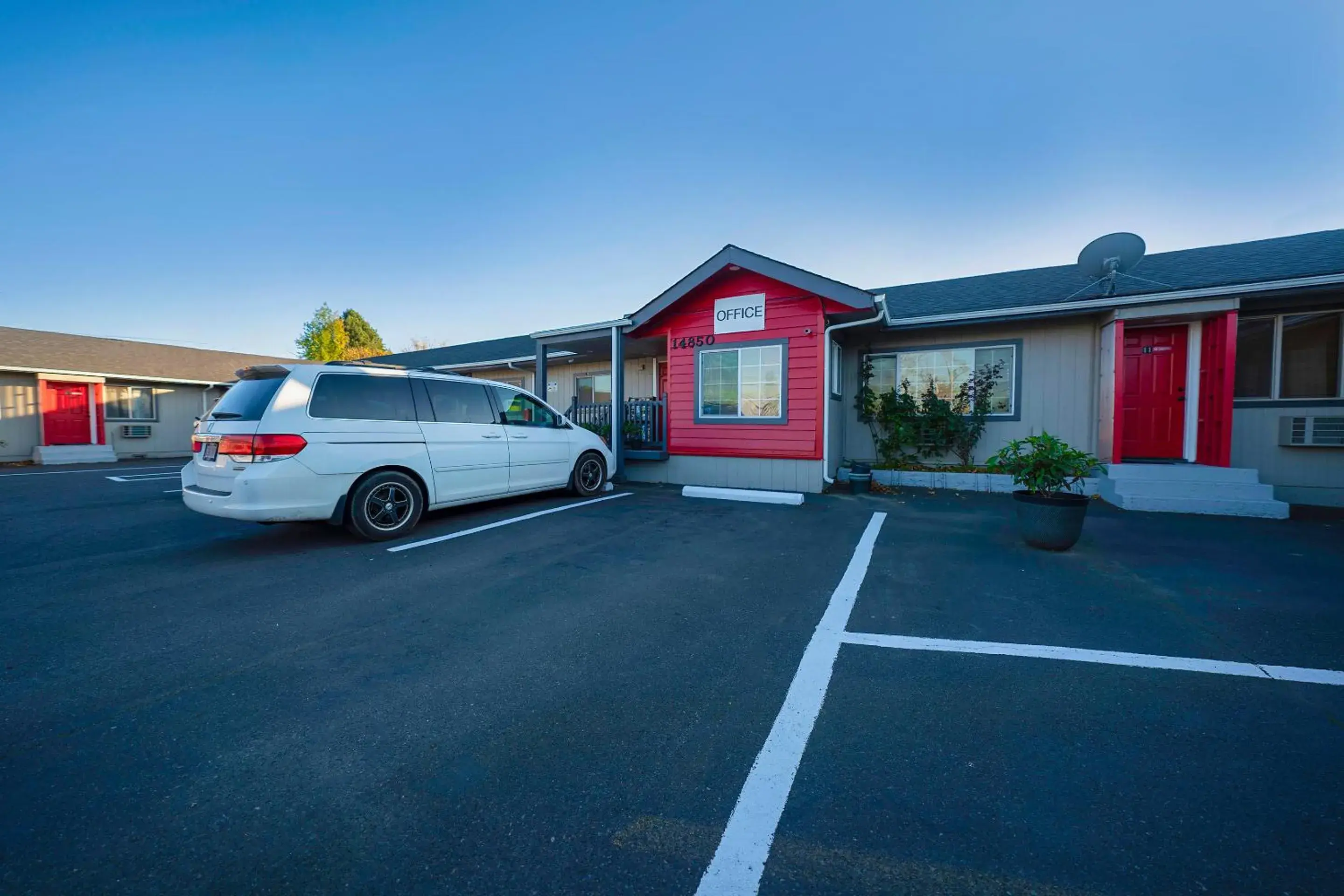 Facade/entrance in OYO Hotel Portland OR near Airport Facade/entrance in OYO Hotel Portland OR near Airport