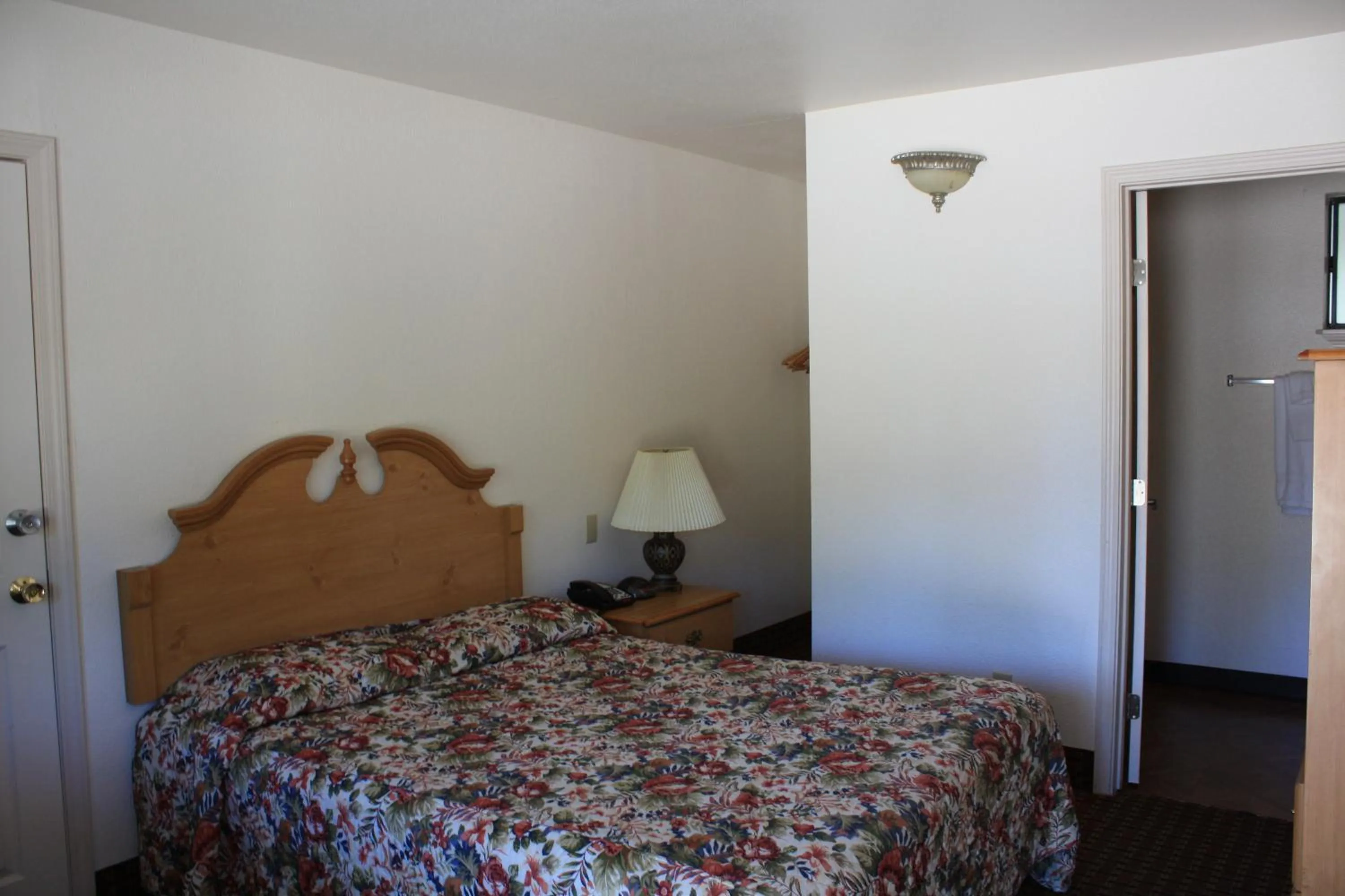 Photo of the whole room, Bed in Mother Lode Motel
