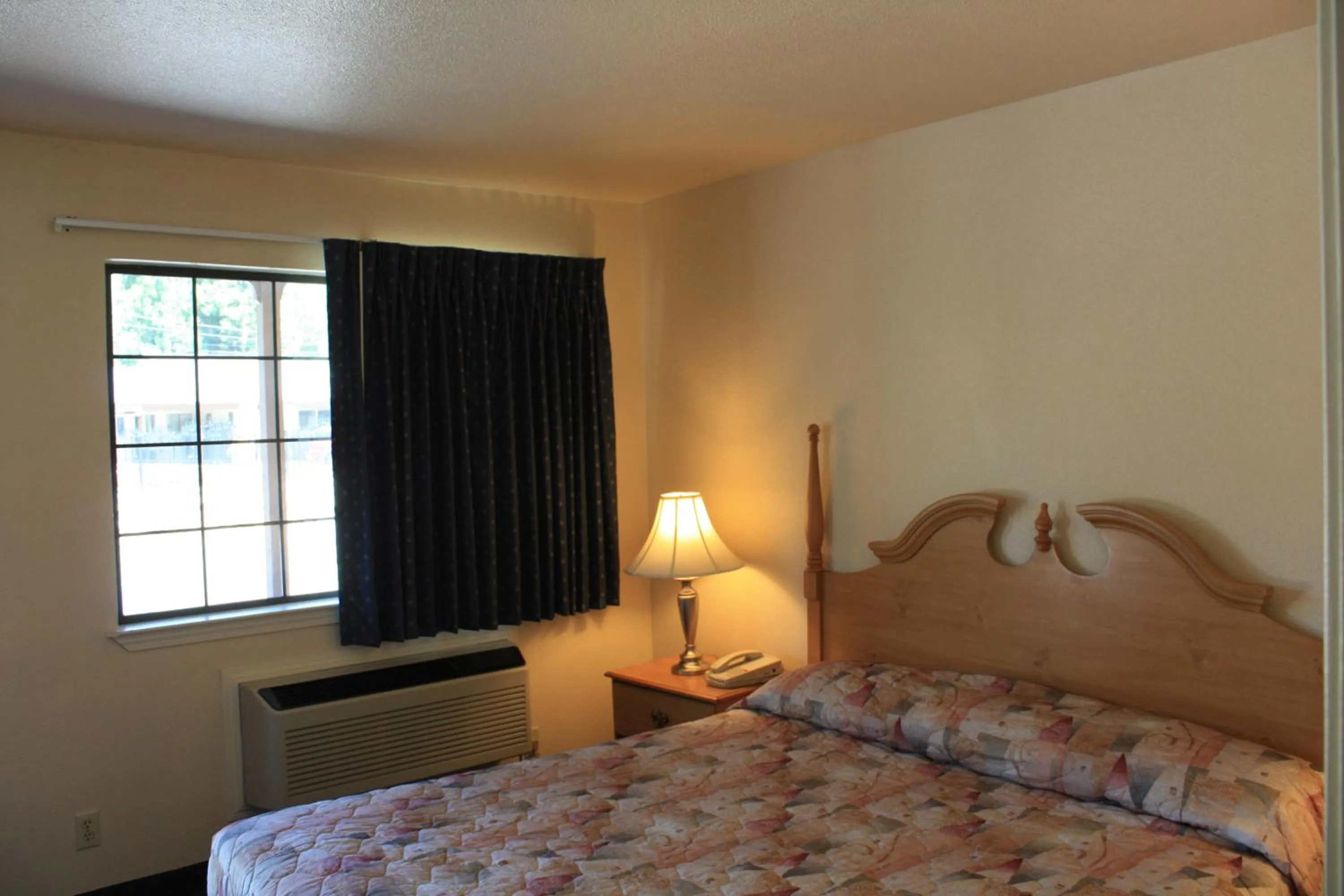 Day, Bed in Mother Lode Motel