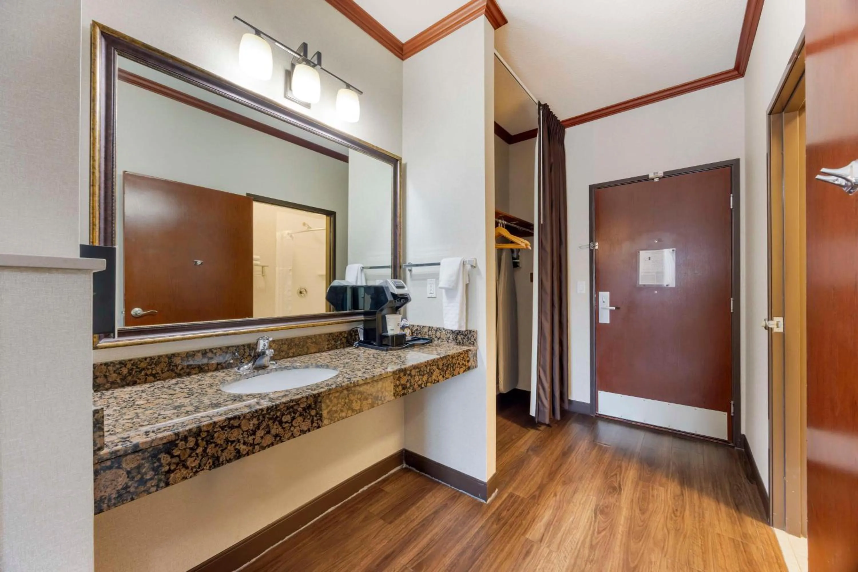 Bedroom in Best Western Plus Northwind Inn & Suites