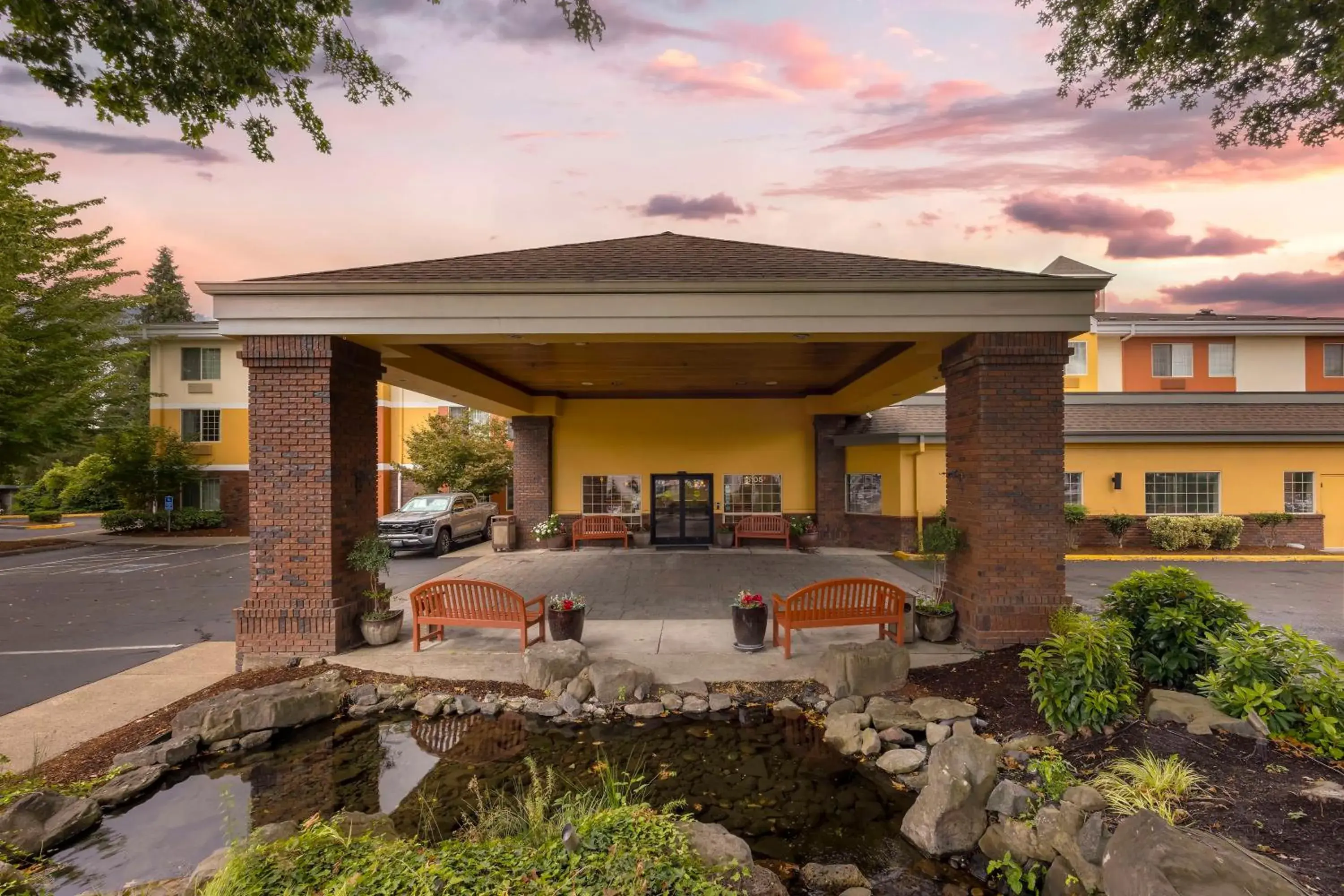 Property building in Best Western Plus Northwind Inn & Suites Property building in Best Western Plus Northwind Inn & Suites