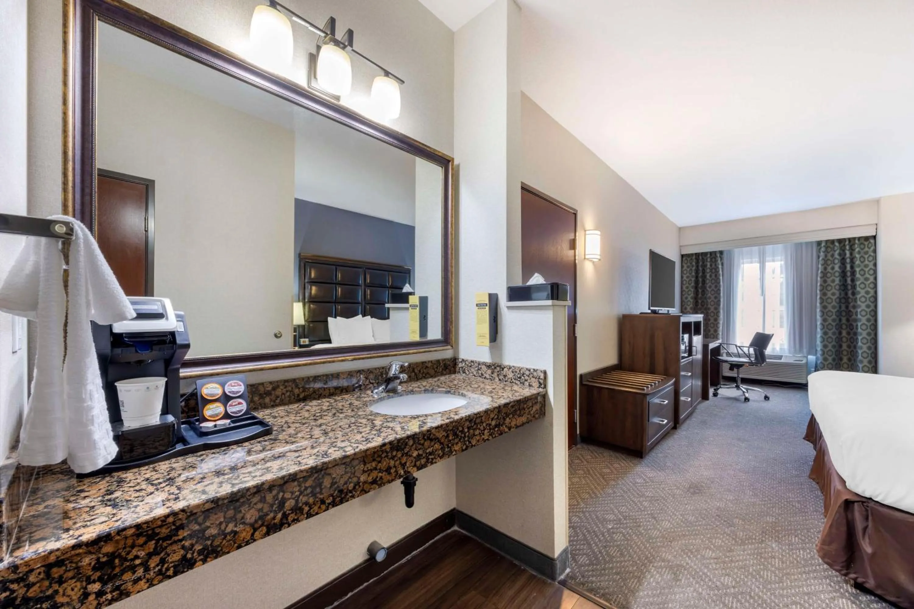 Bedroom, Bed in Best Western Plus Northwind Inn & Suites