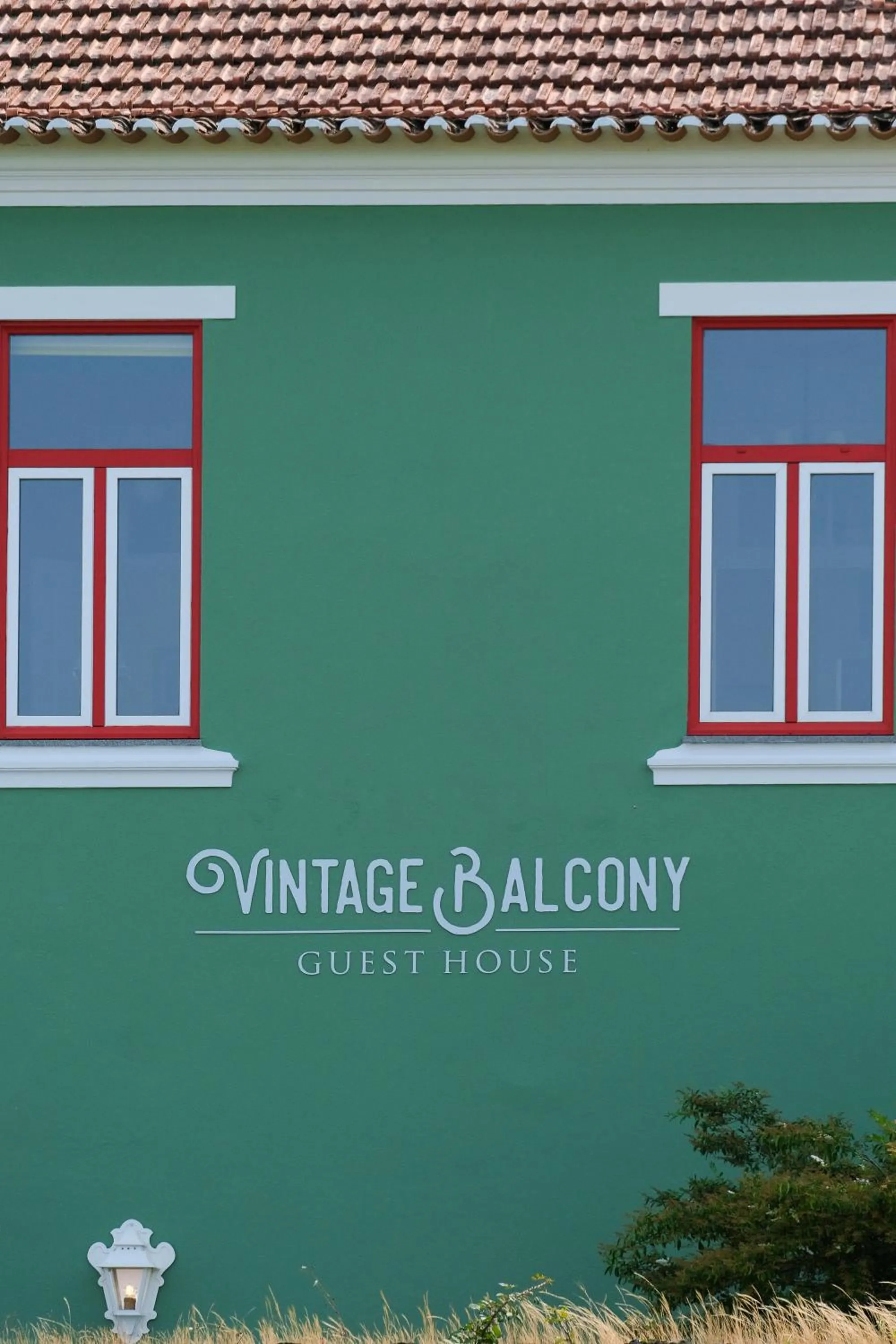 Vintage Balcony Guesthouse & Suites