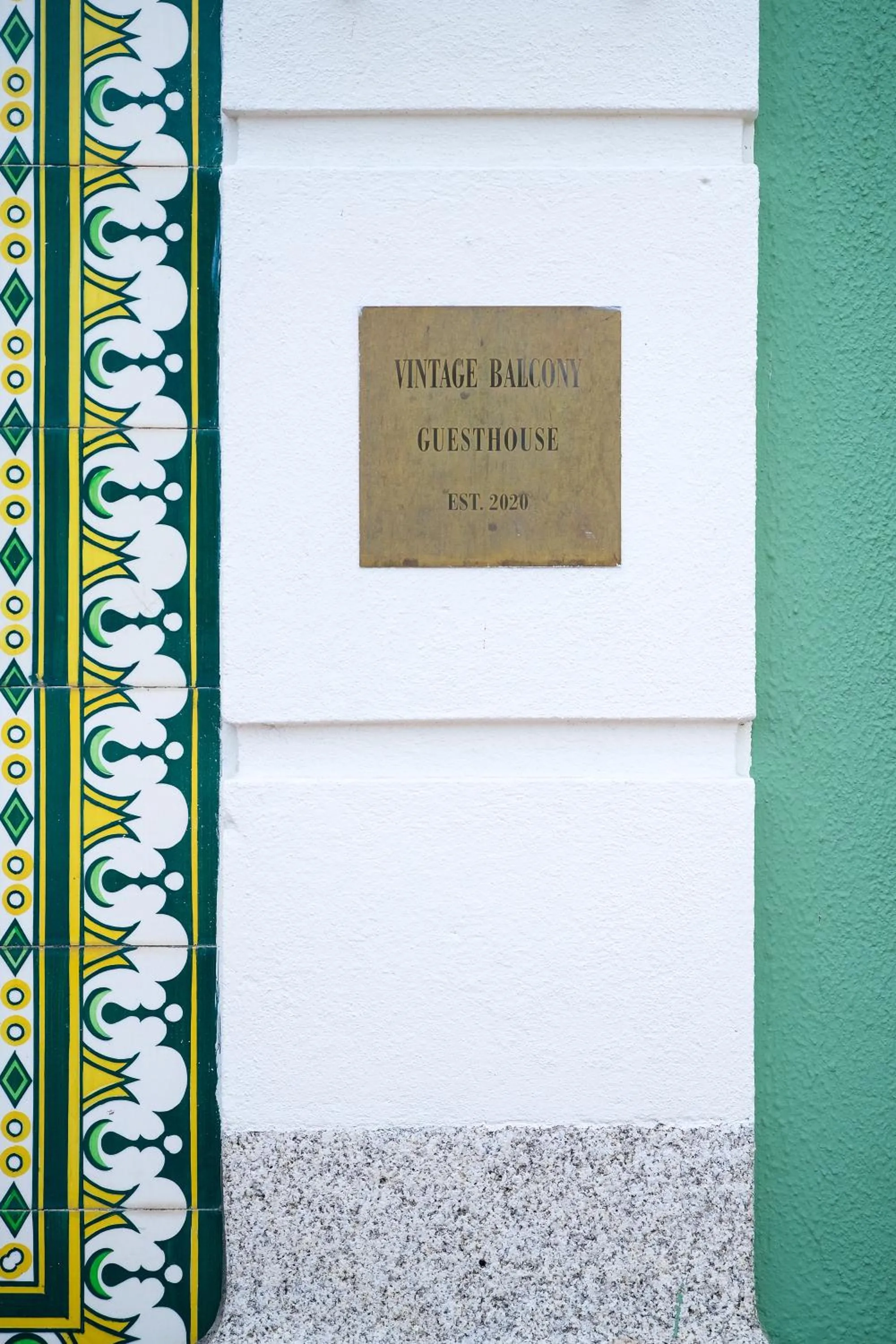 Vintage Balcony Guesthouse & Suites