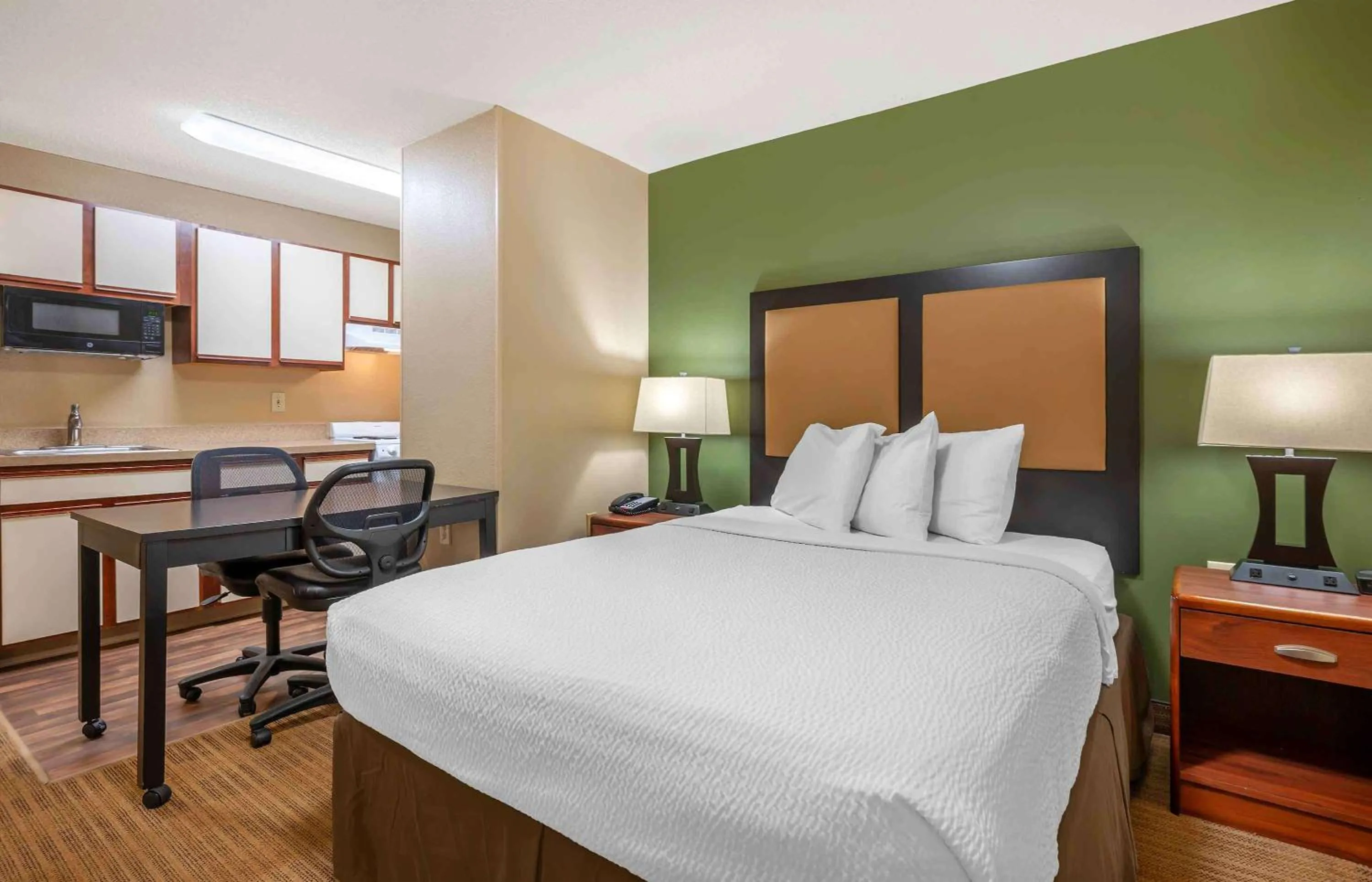 Bedroom, Bed in Extended Stay America Select Suites - Cincinnati - Florence - Meijer Dr