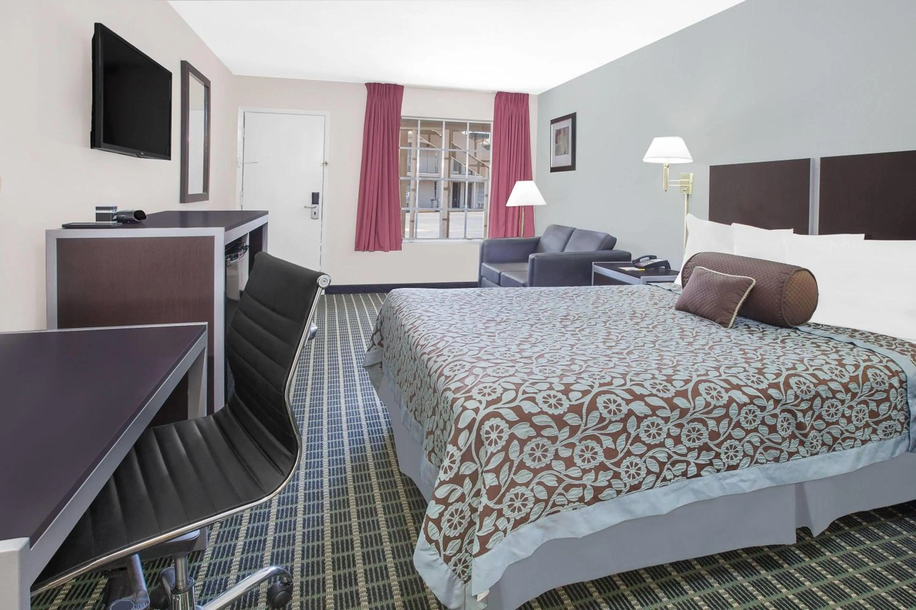 Photo of the whole room, Bed in Days Inn by Wyndham Market Center Dallas Love Field