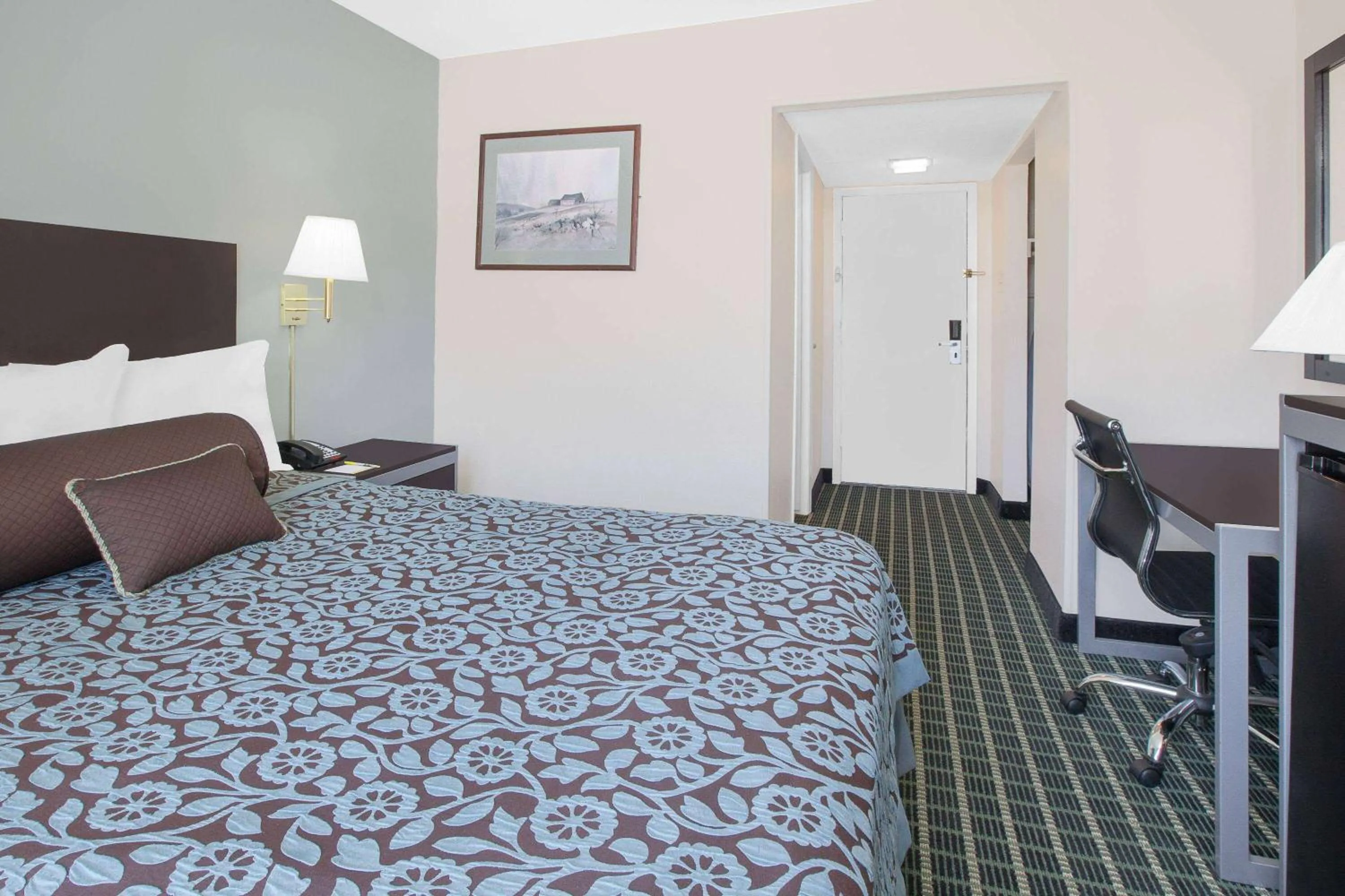 Photo of the whole room, Bed in Days Inn by Wyndham Market Center Dallas Love Field