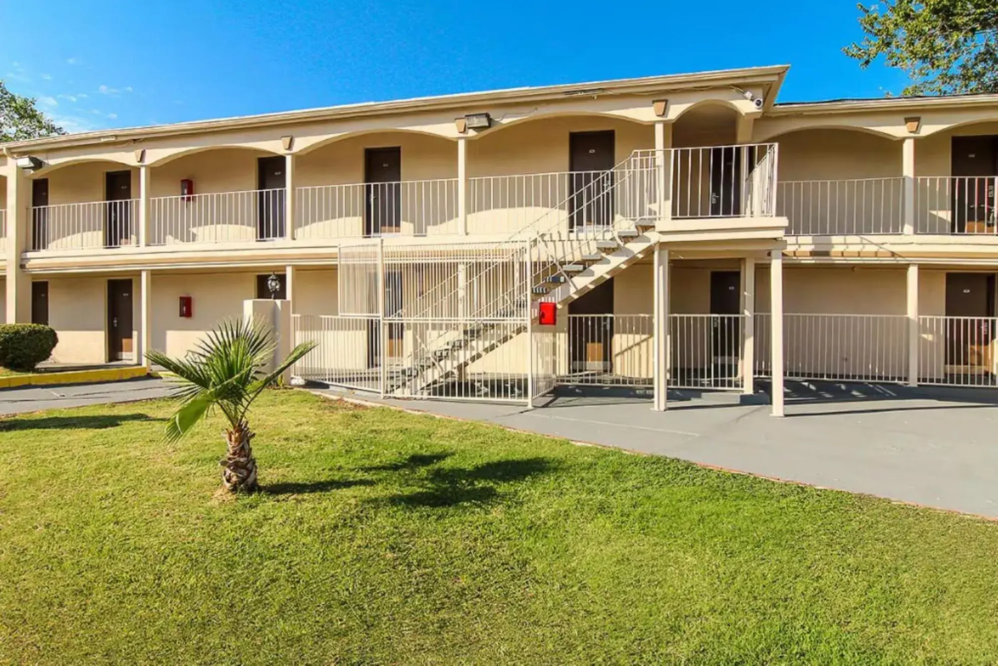 Property building in Days Inn by Wyndham Market Center Dallas Love Field Property building in Days Inn by Wyndham Market Center Dallas Love Field