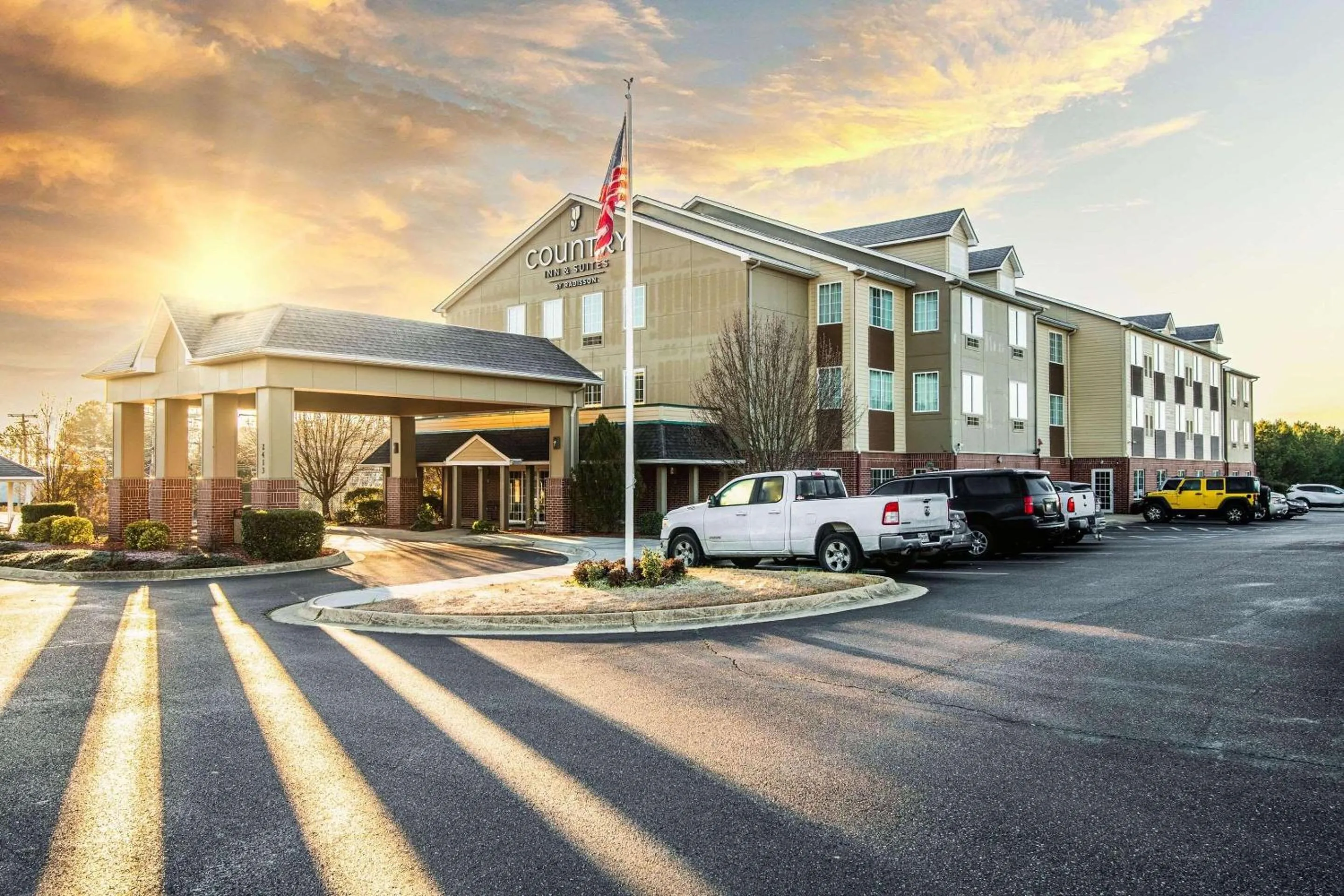 Property building in Country Inn & Suites by Radisson, El Dorado, AR