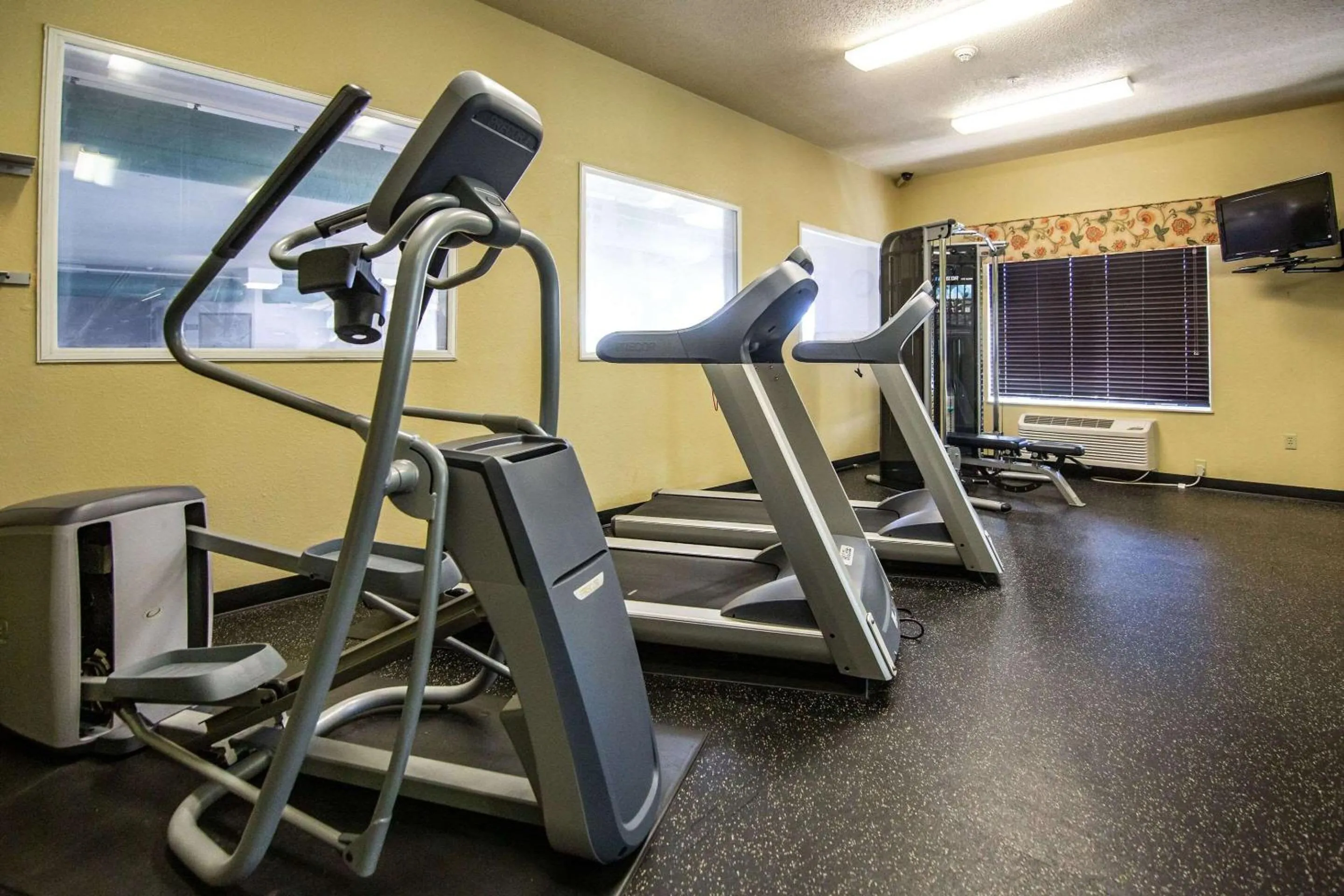Fitness centre/facilities in Country Inn & Suites by Radisson, El Dorado, AR