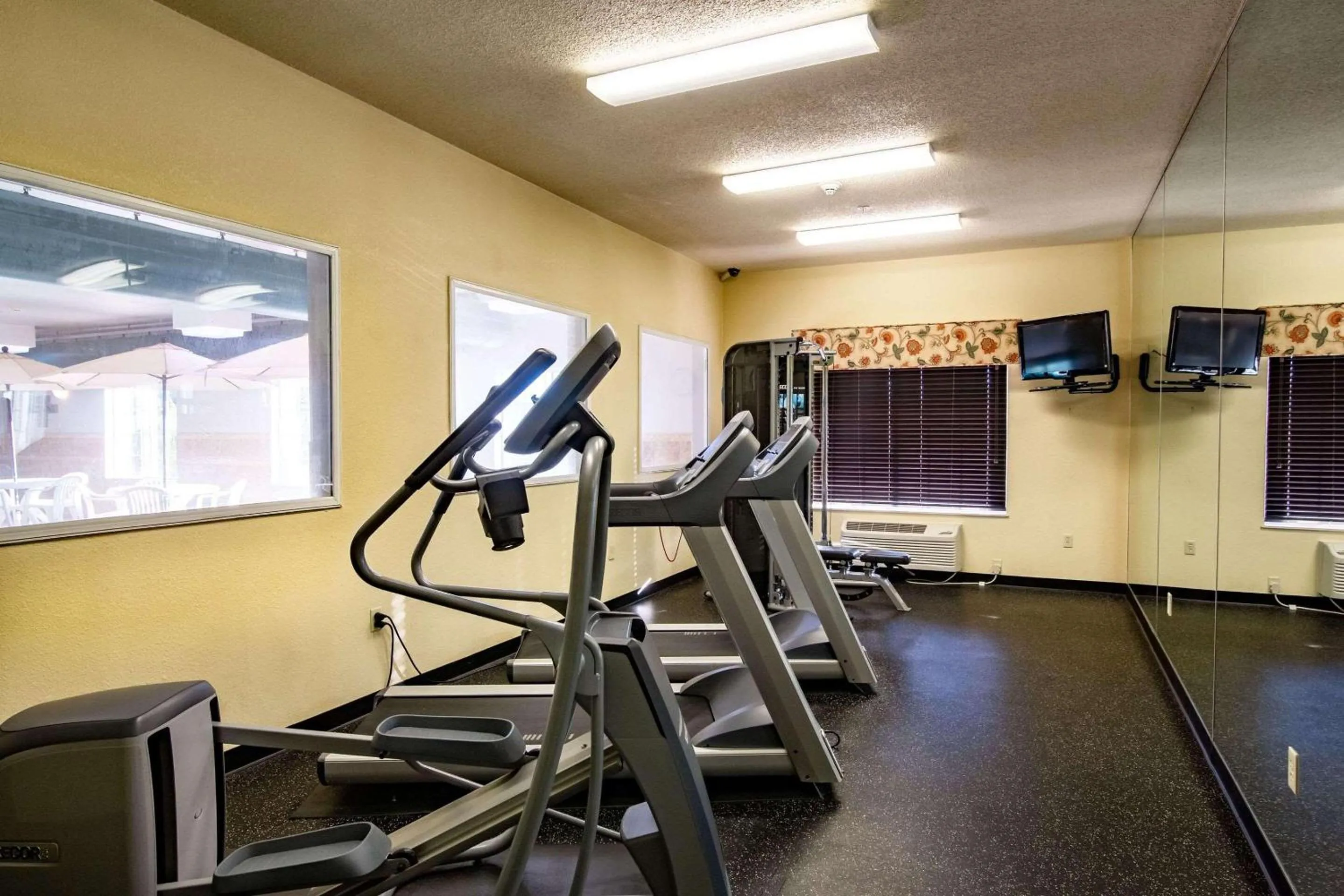 Fitness centre/facilities in Country Inn & Suites by Radisson, El Dorado, AR
