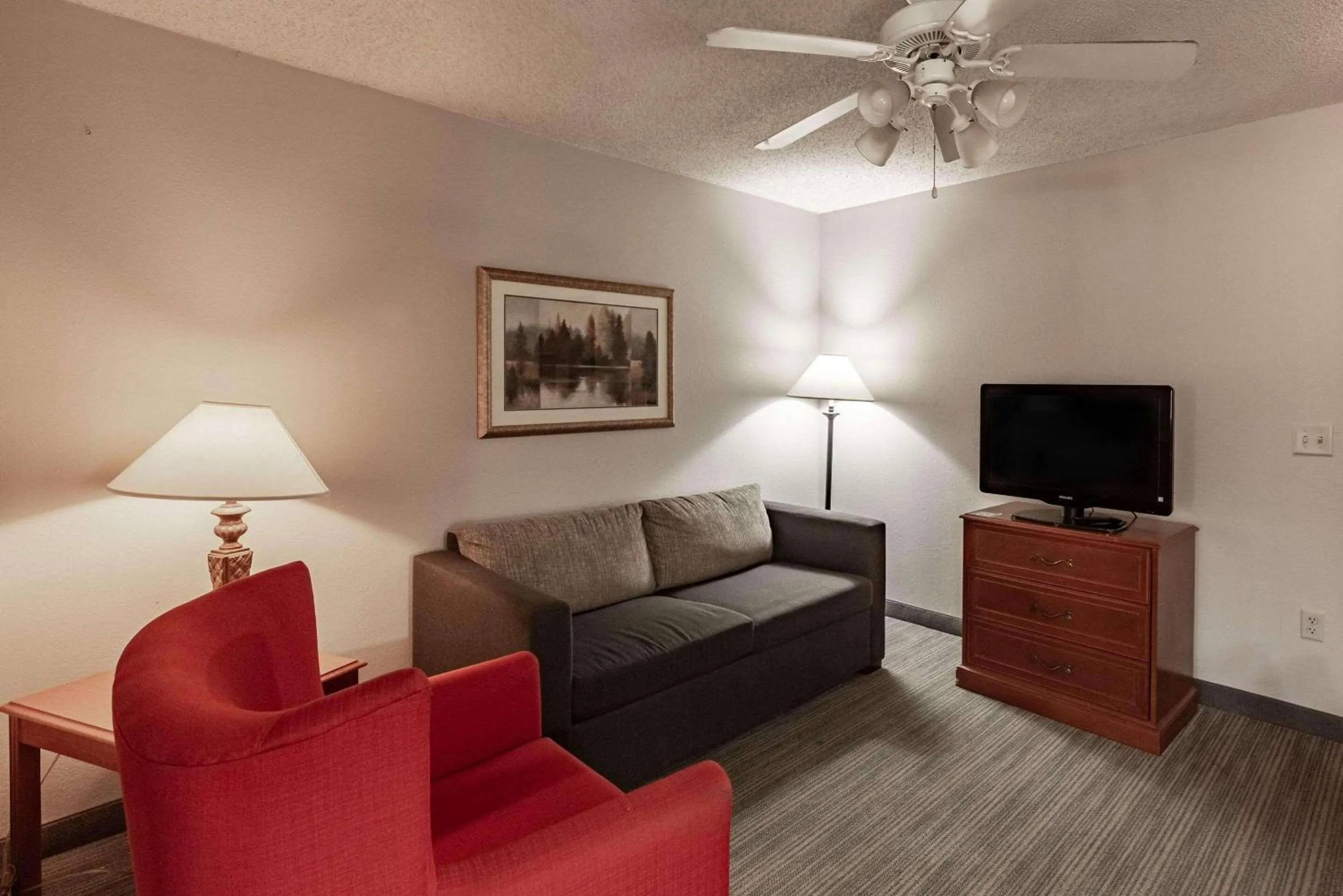 Living room in Country Inn & Suites by Radisson, El Dorado, AR