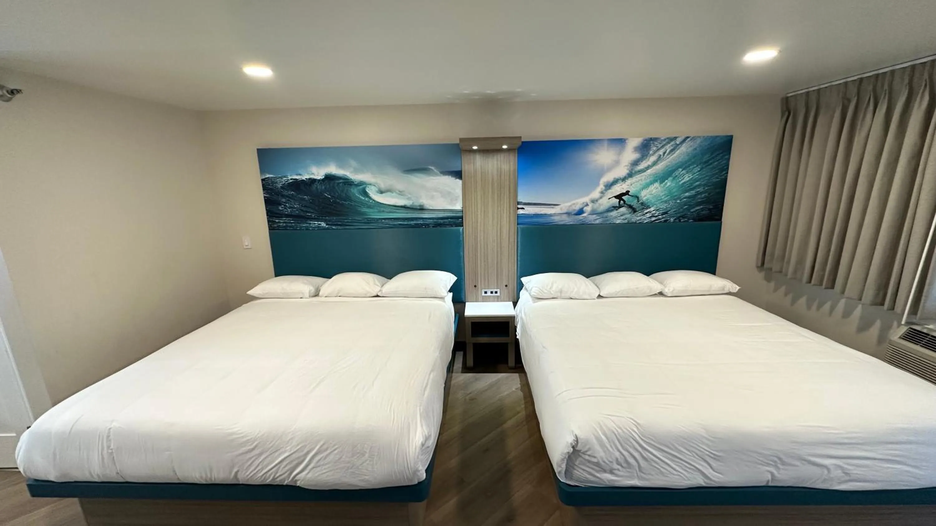 Bed in Costa Mesa Inn - Newport Beach Area