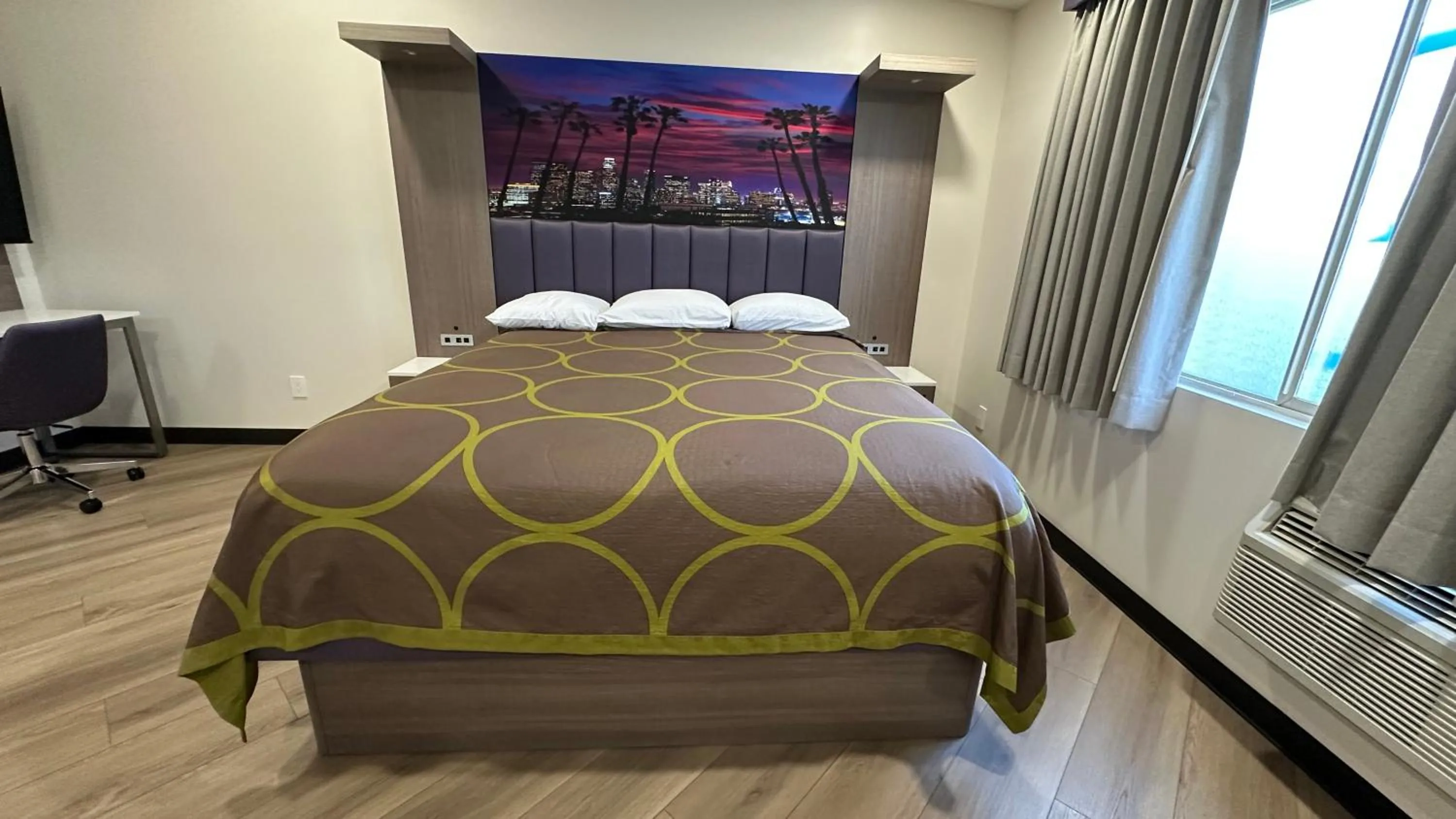 Bed in Costa Mesa Inn - Newport Beach Area